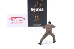 Mechaniker mit braunem Overall am Motor - Figur 1:18 Figurenmanufaktur