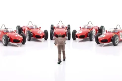 Mechaniker mit braunem Overall schiebt hinten - Figur 1:18 Figurenmanufaktur