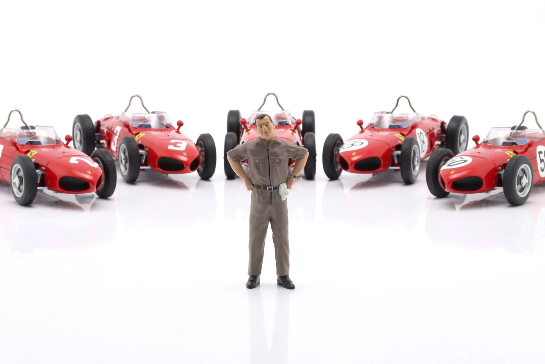 Mechaniker mit braunem Overall skeptisch - Figur 1:18 Figurenmanufaktur