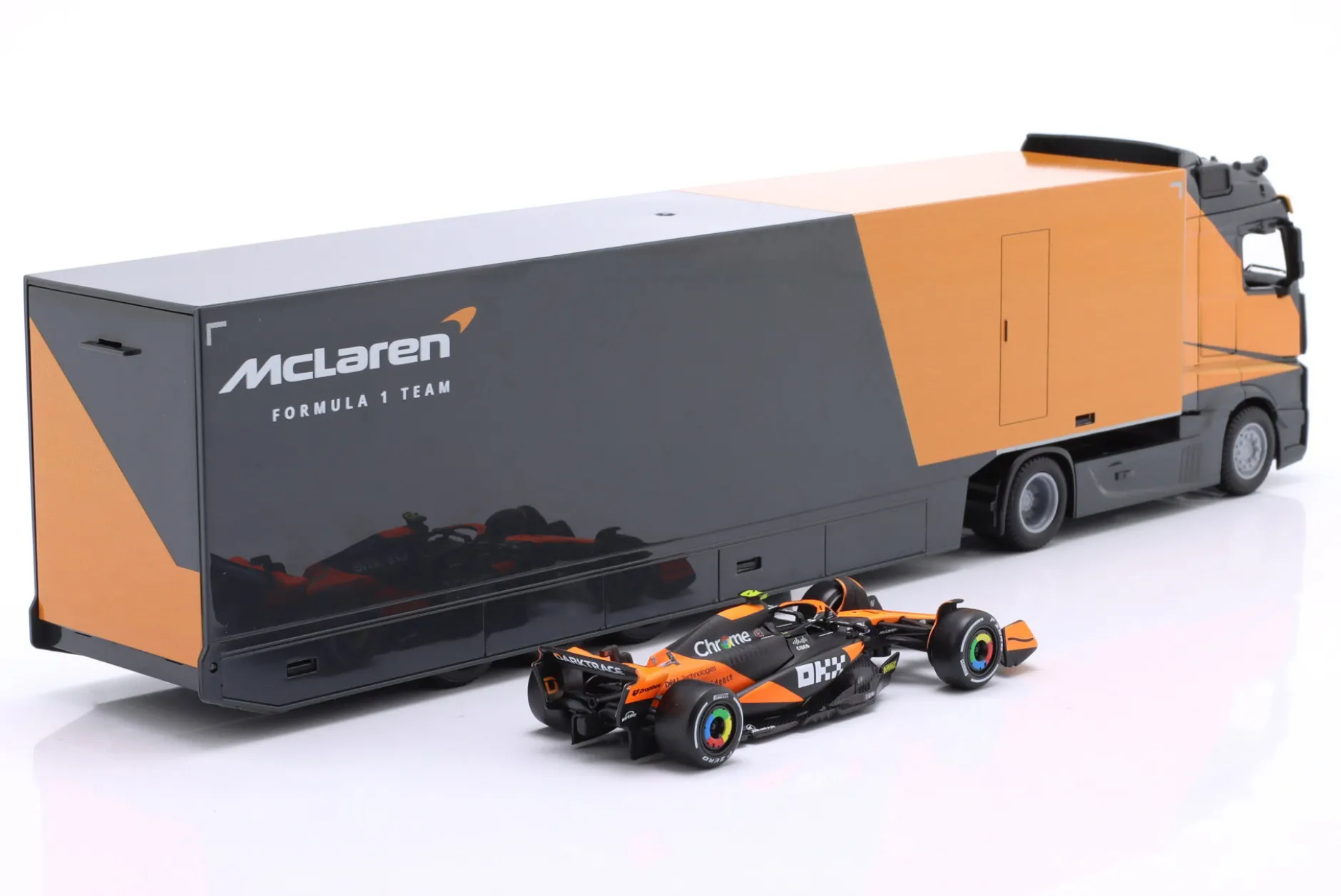 Mercedes-Benz Actros Formel 1 Renntransporter mit McLaren MCL38 #4 Norris 1:43 Bburago