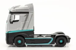Mercedes-Benz Actros Gigaspace 4x2 Sattelzugmaschine silber / schwarz 1:43 Bburago