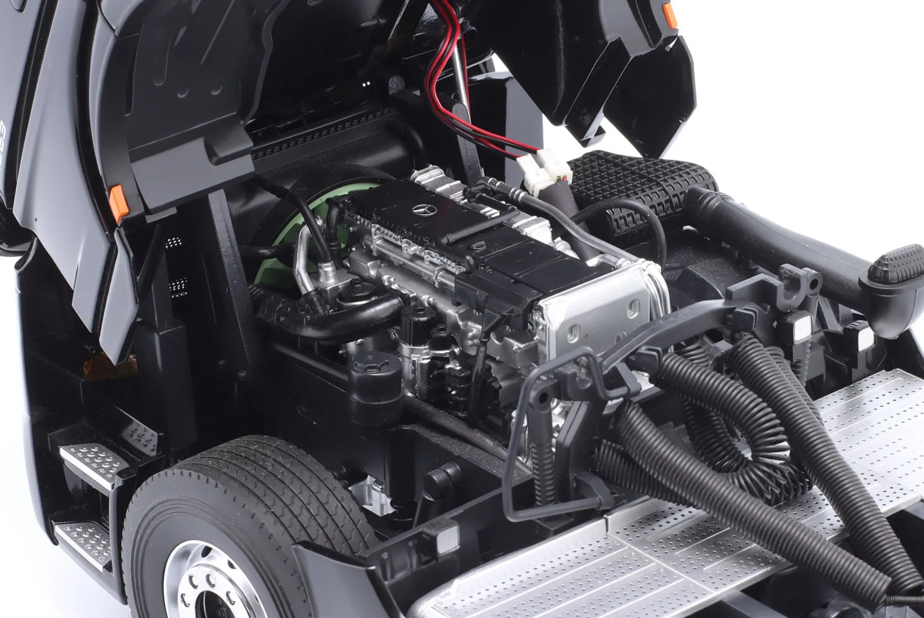 Mercedes-Benz Actros L schwarz mit Design 1:18 NZG