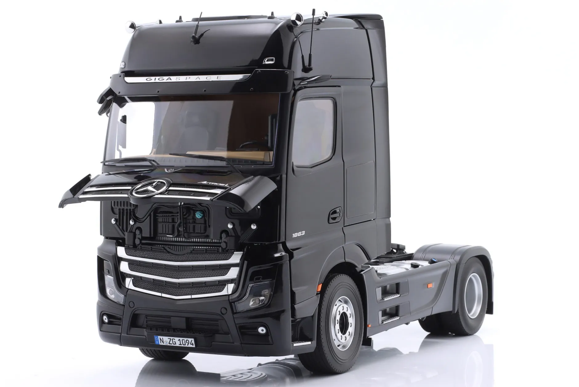 Mercedes-Benz Actros L schwarz mit Design 1:18 NZG