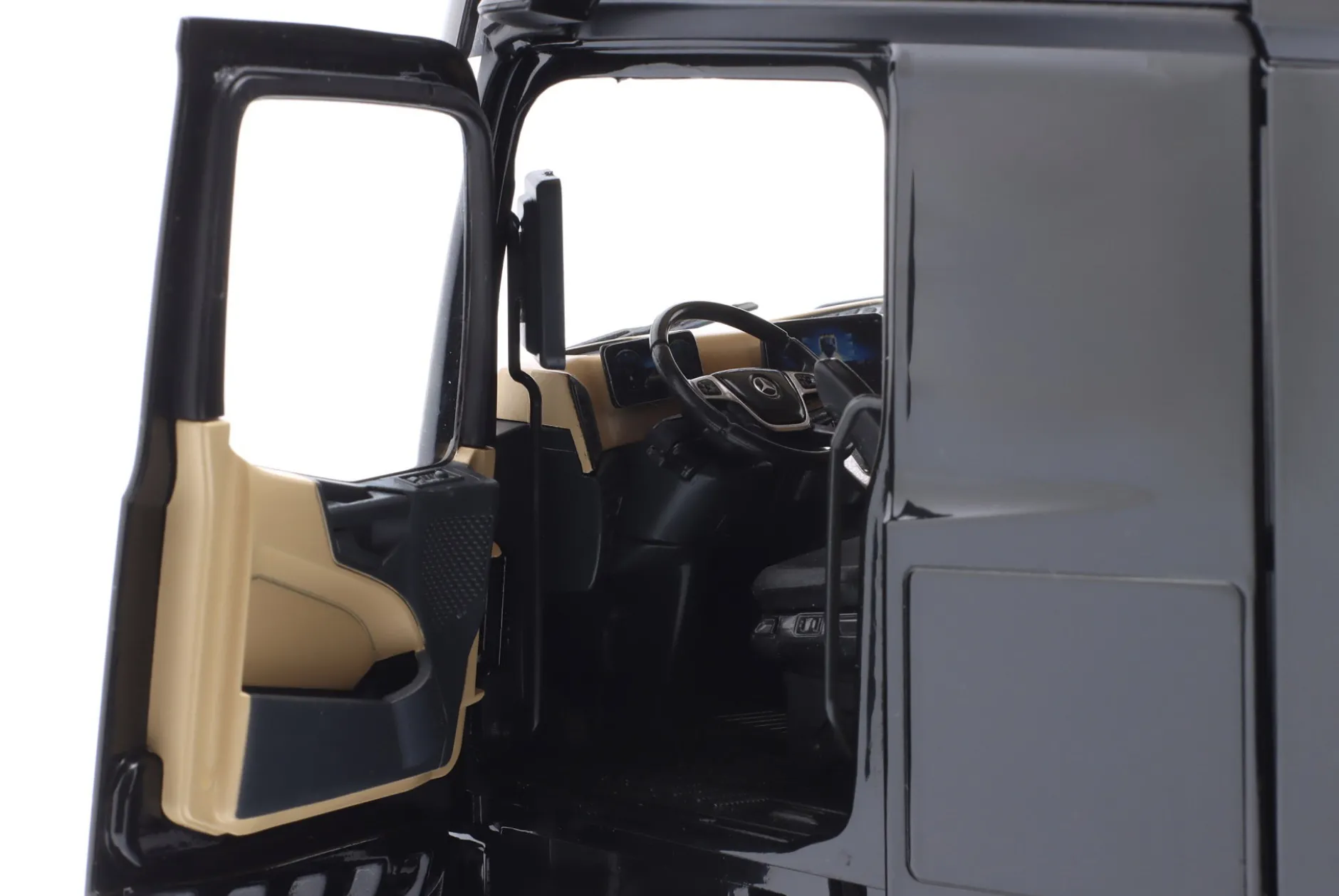Mercedes-Benz Actros L schwarz mit Design 1:18 NZG