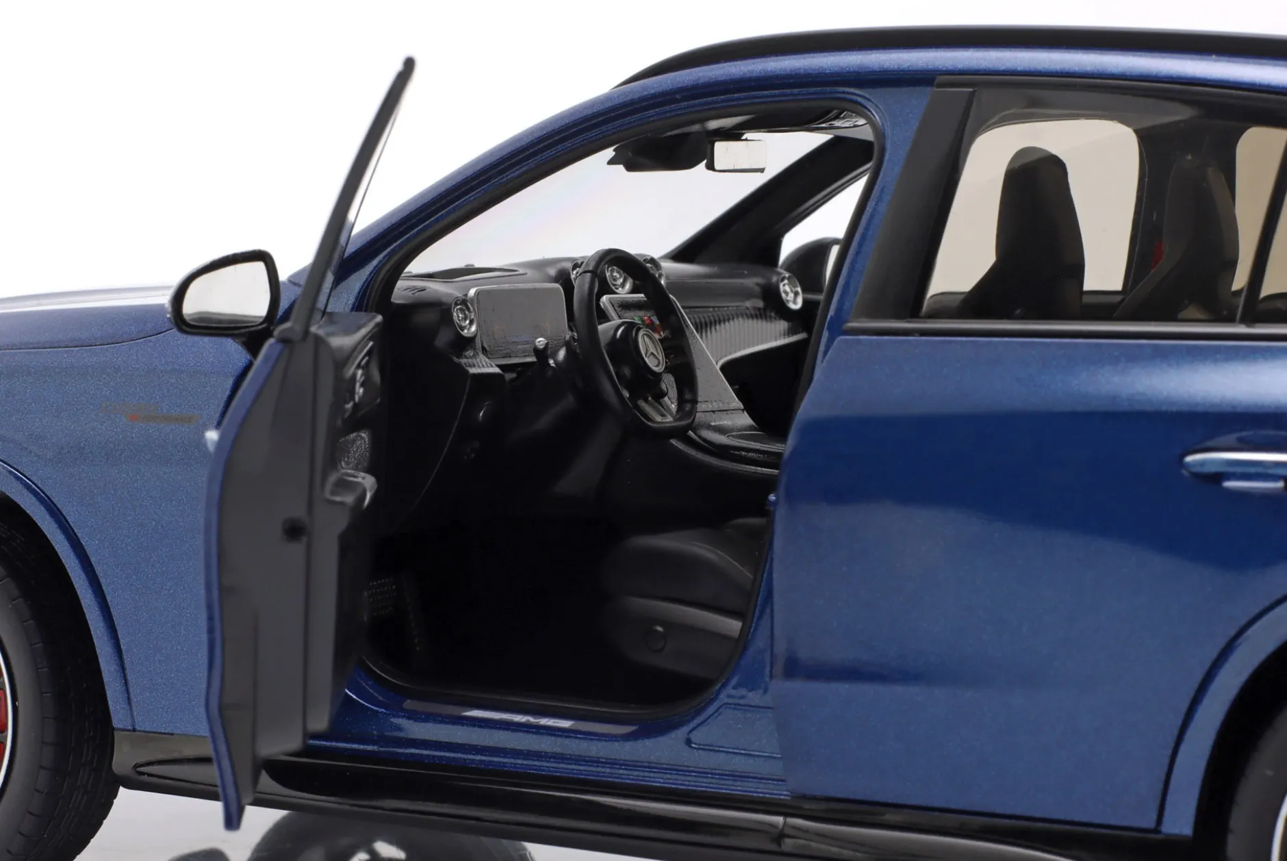 Mercedes-Benz AMG GLC 63 S E Performance spektralblau 1:18 NZG