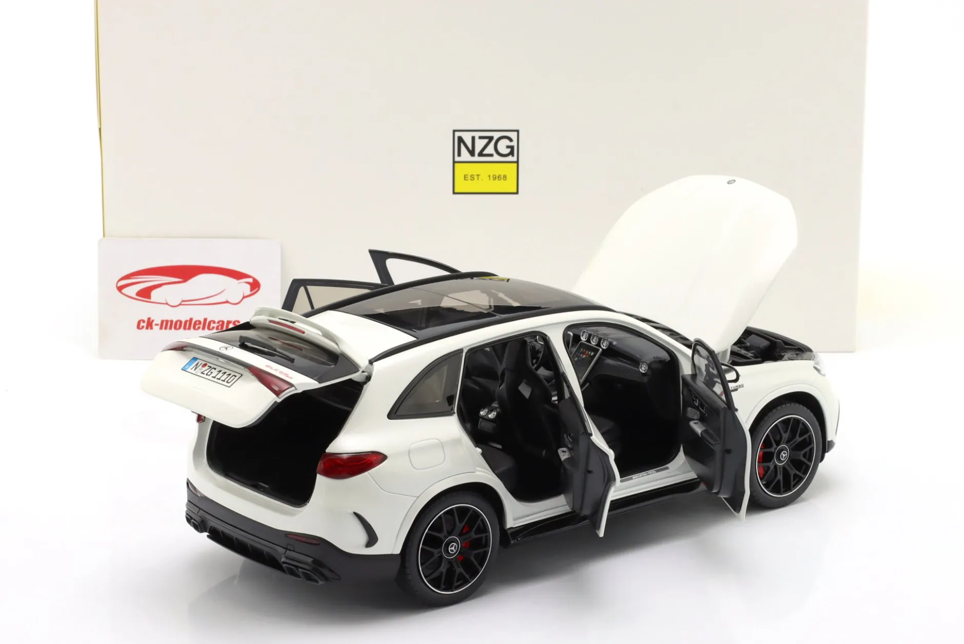 Mercedes-Benz AMG GLC 63 S E Performance opalithweiß 1:18 NZG