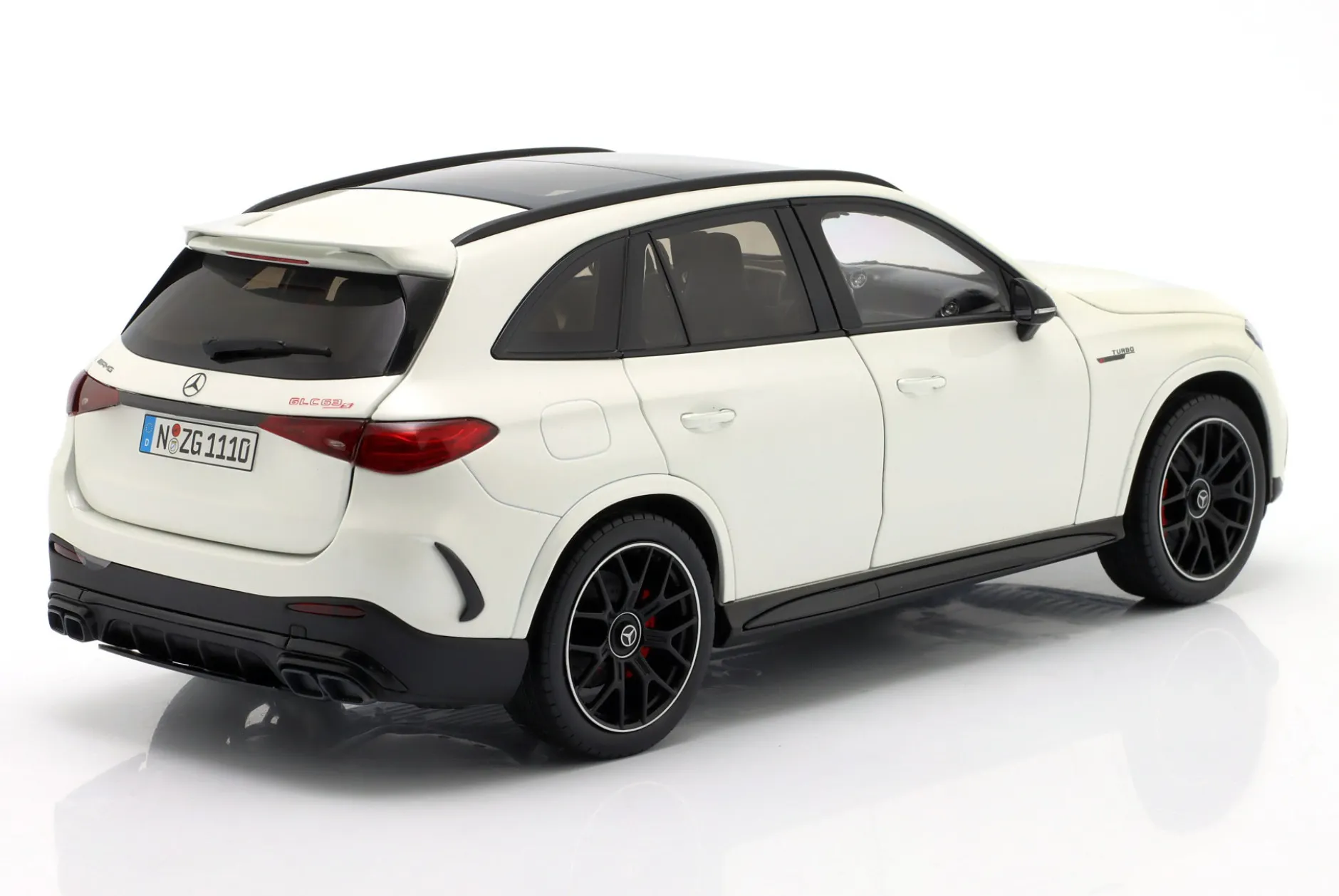 Mercedes-Benz AMG GLC 63 S E Performance opalithweiß 1:18 NZG