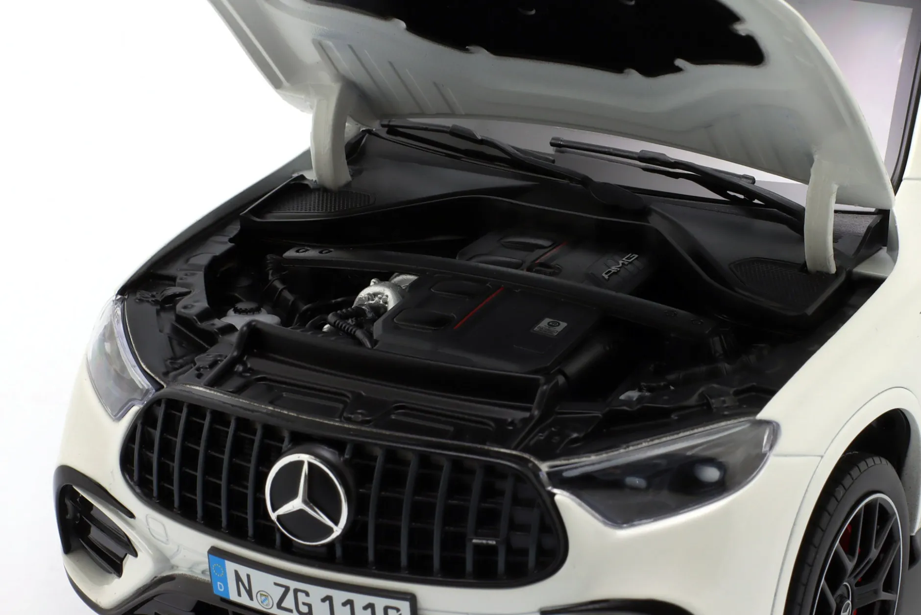 Mercedes-Benz AMG GLC 63 S E Performance opalithweiß 1:18 NZG