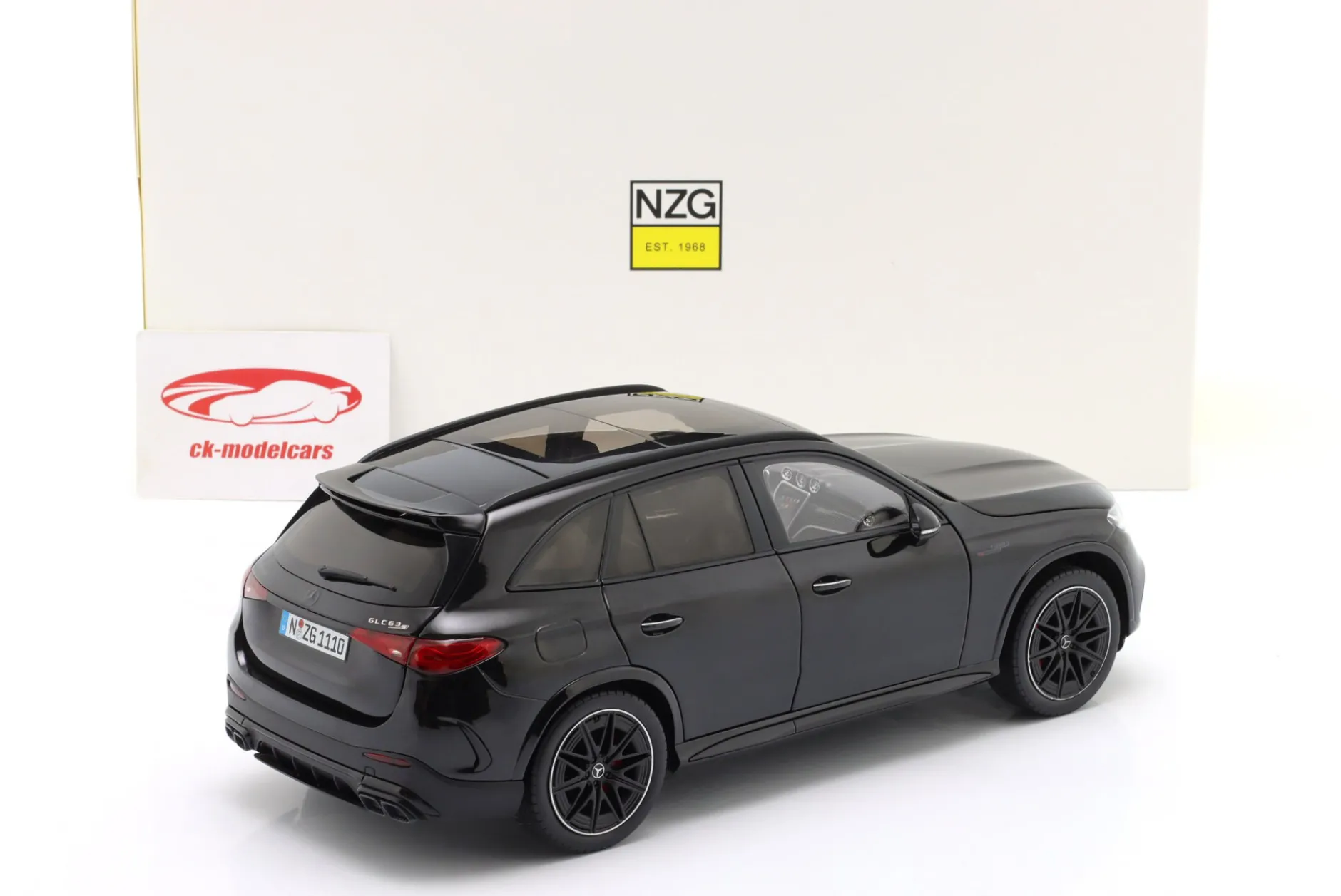 Mercedes-Benz AMG GLC 63 S E Performance obsidianschwarz 1:18 NZG