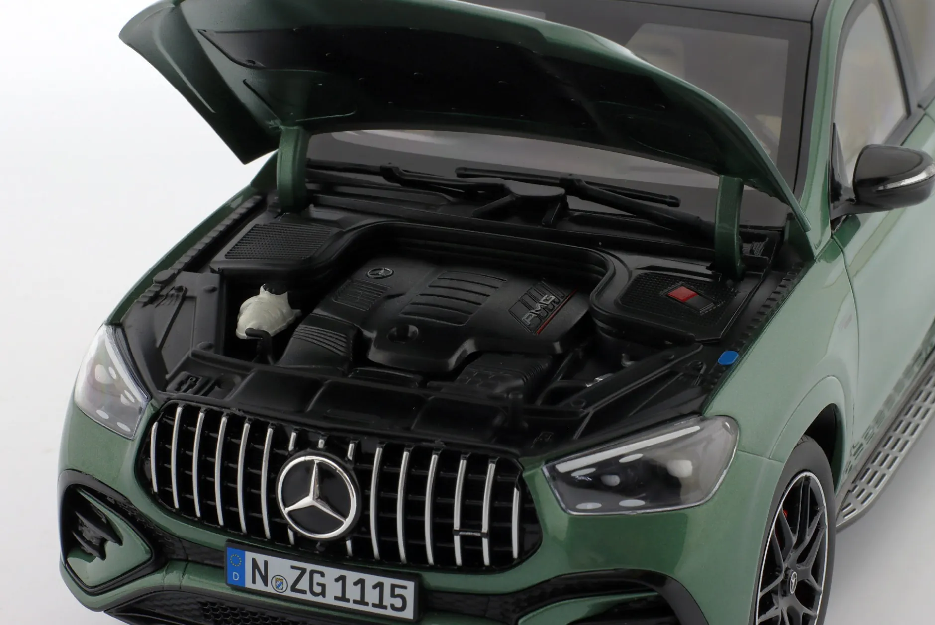 Mercedes-Benz AMG GLE 53 4Matic+ Coupe Baujahr 2023 irlandgrün 1:18 NZG