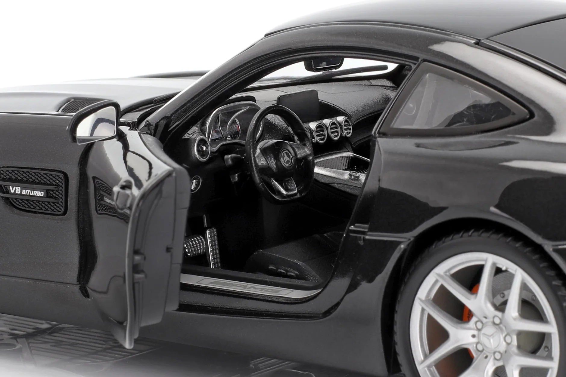 Mercedes-Benz AMG GT (C190) schwarz metallic 1:18 Maisto