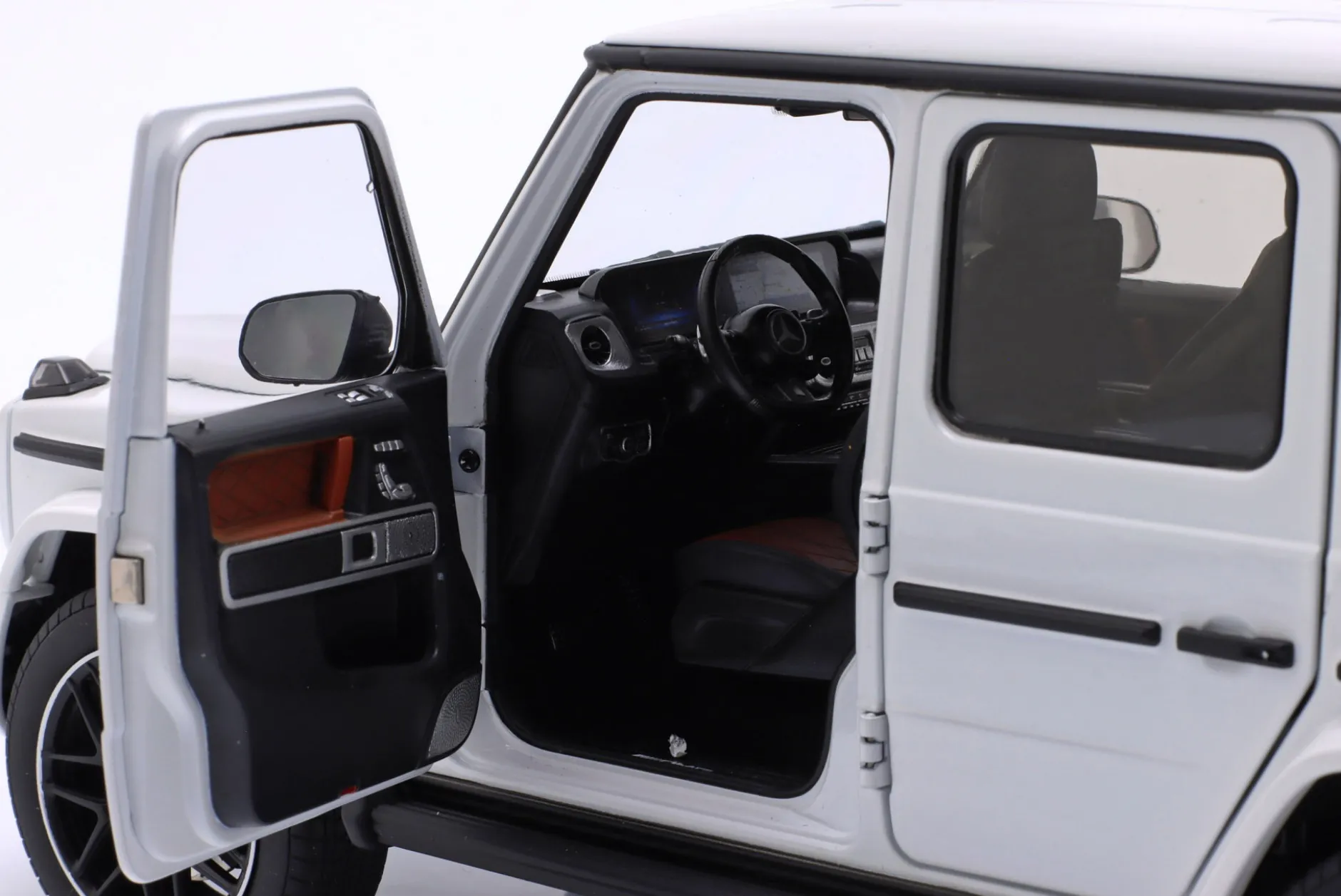 Mercedes-Benz AMG G63 (W465) Baujahr 2025 polarweiß 1:18 NZG