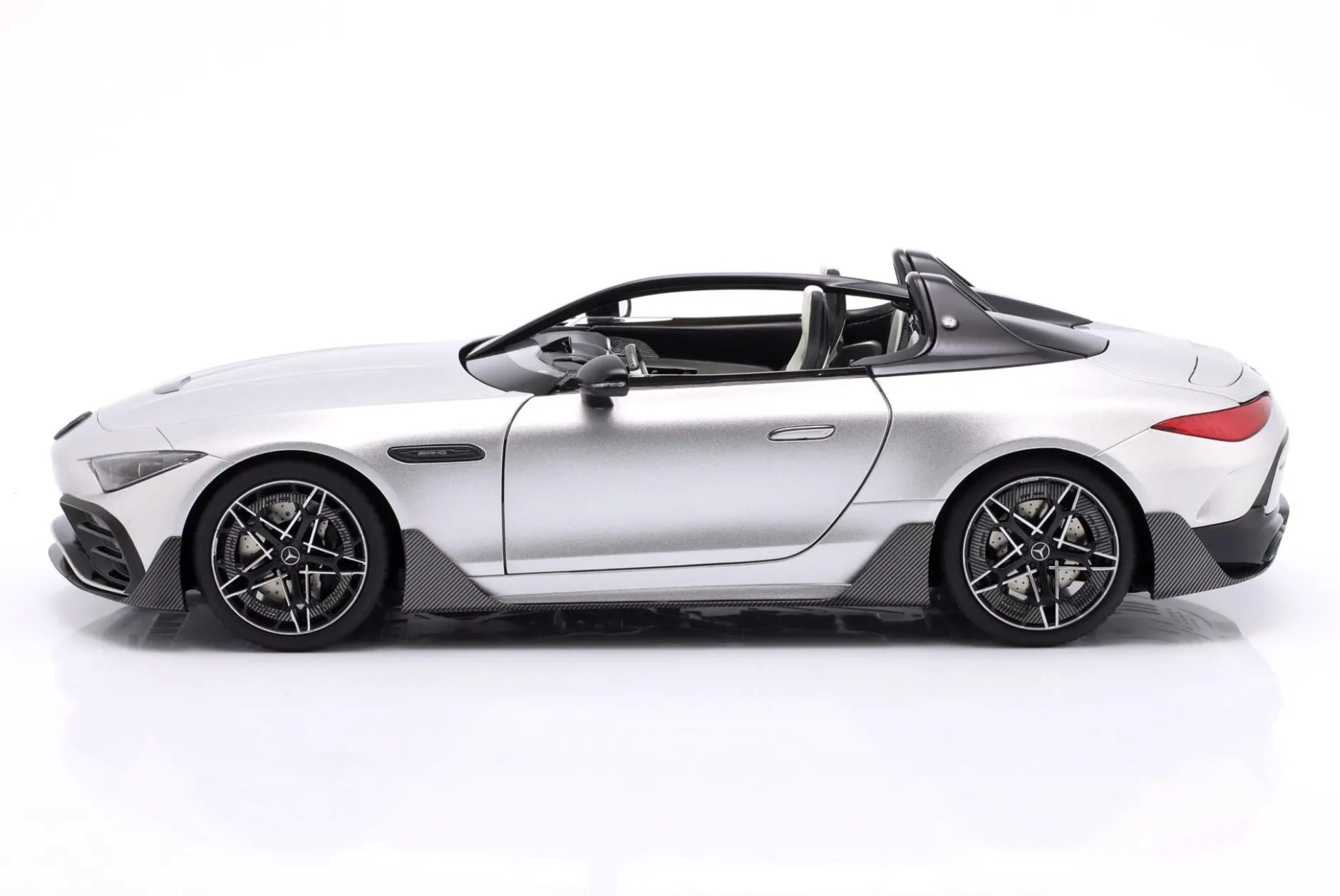 Mercedes-Benz AMG PureSpeed Baujahr 2025 silber metallic 1:18 NZG