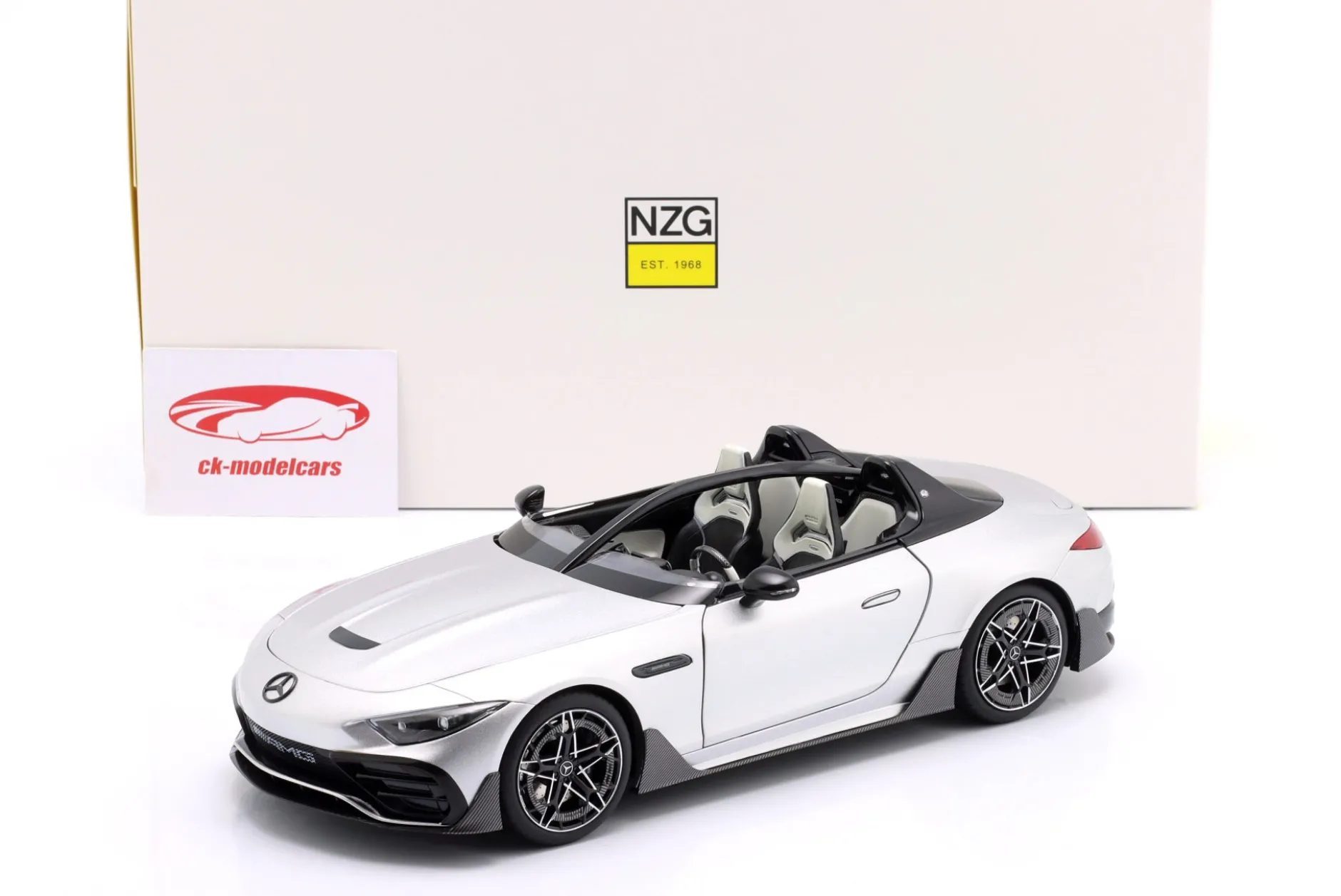 Mercedes-Benz AMG PureSpeed Baujahr 2025 silber metallic 1:18 NZG