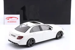 Mercedes-Benz C63 AMG Baujahr 2007 diamant weiß 1:18 GT-Spirit