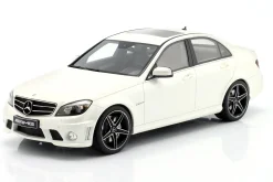 Mercedes-Benz C63 AMG Baujahr 2007 diamant weiß 1:18 GT-Spirit