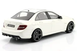 Mercedes-Benz C63 AMG Baujahr 2007 diamant weiß 1:18 GT-Spirit