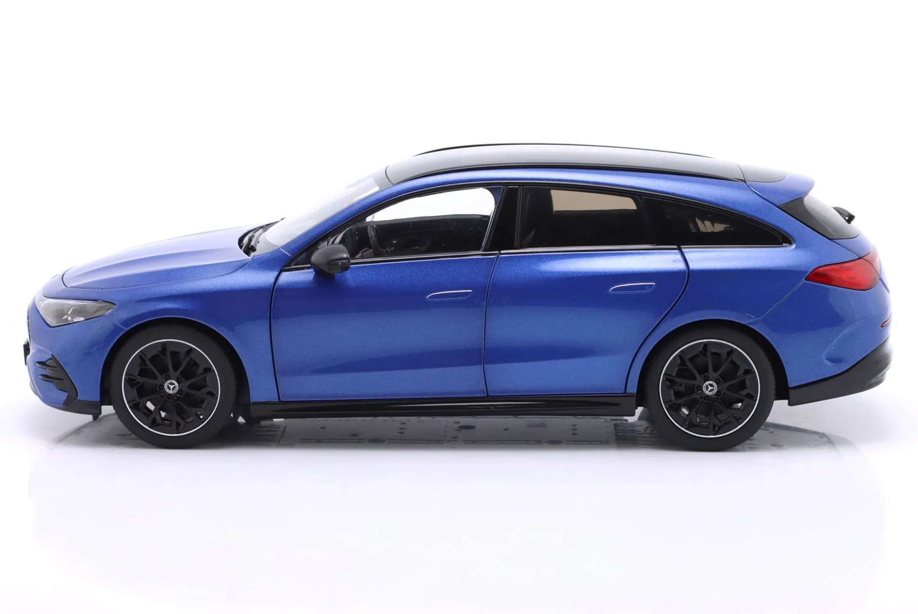 Mercedes-Benz CLA Shooting Brake EQ (X174) Baujahr 2025 blau metallic 1:18 NZG