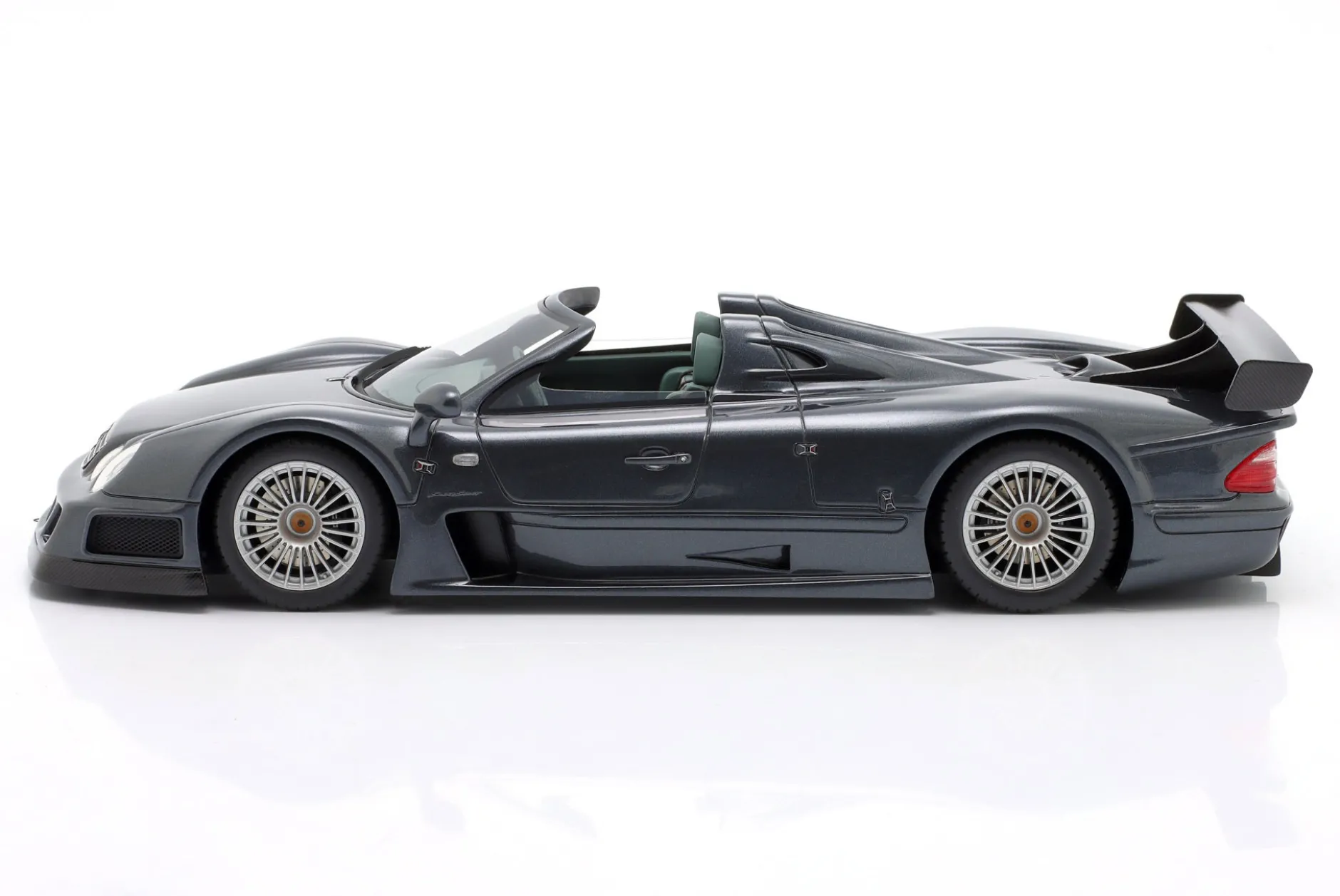 Mercedes-Benz CLK-GTR Roadster Baujahr 1999 stahlgrau metallic 1:18 GT-Spirit