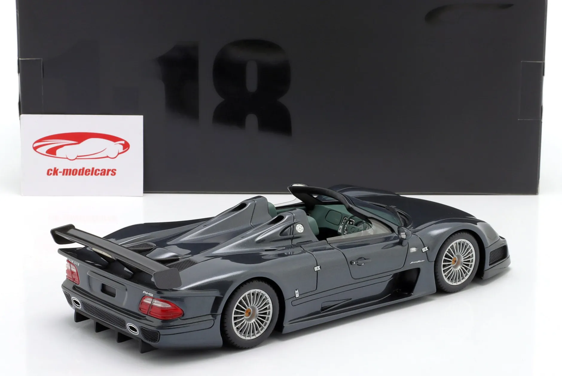 Mercedes-Benz CLK-GTR Roadster Baujahr 1999 stahlgrau metallic 1:18 GT-Spirit