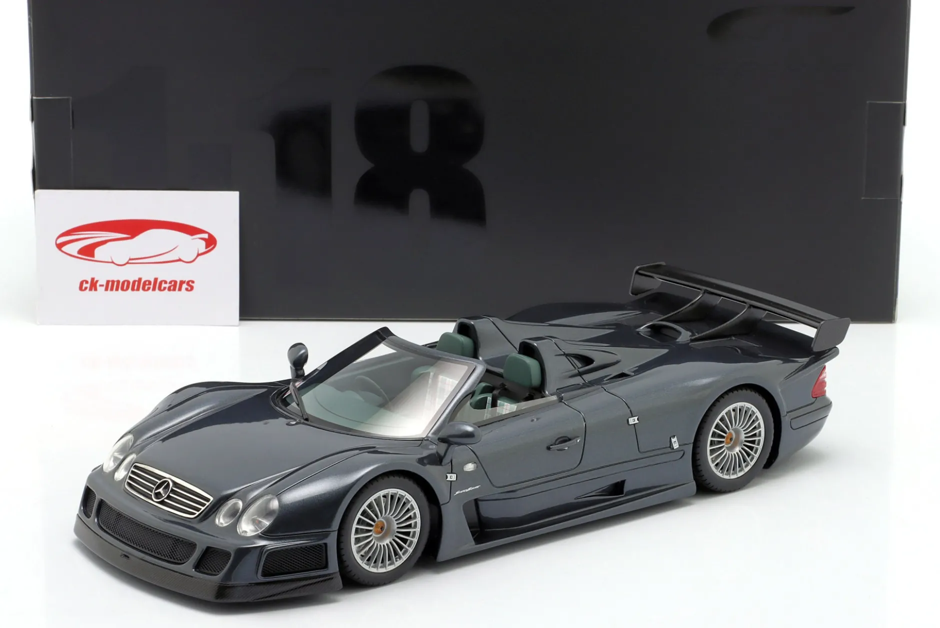 Mercedes-Benz CLK-GTR Roadster Baujahr 1999 stahlgrau metallic 1:18 GT-Spirit
