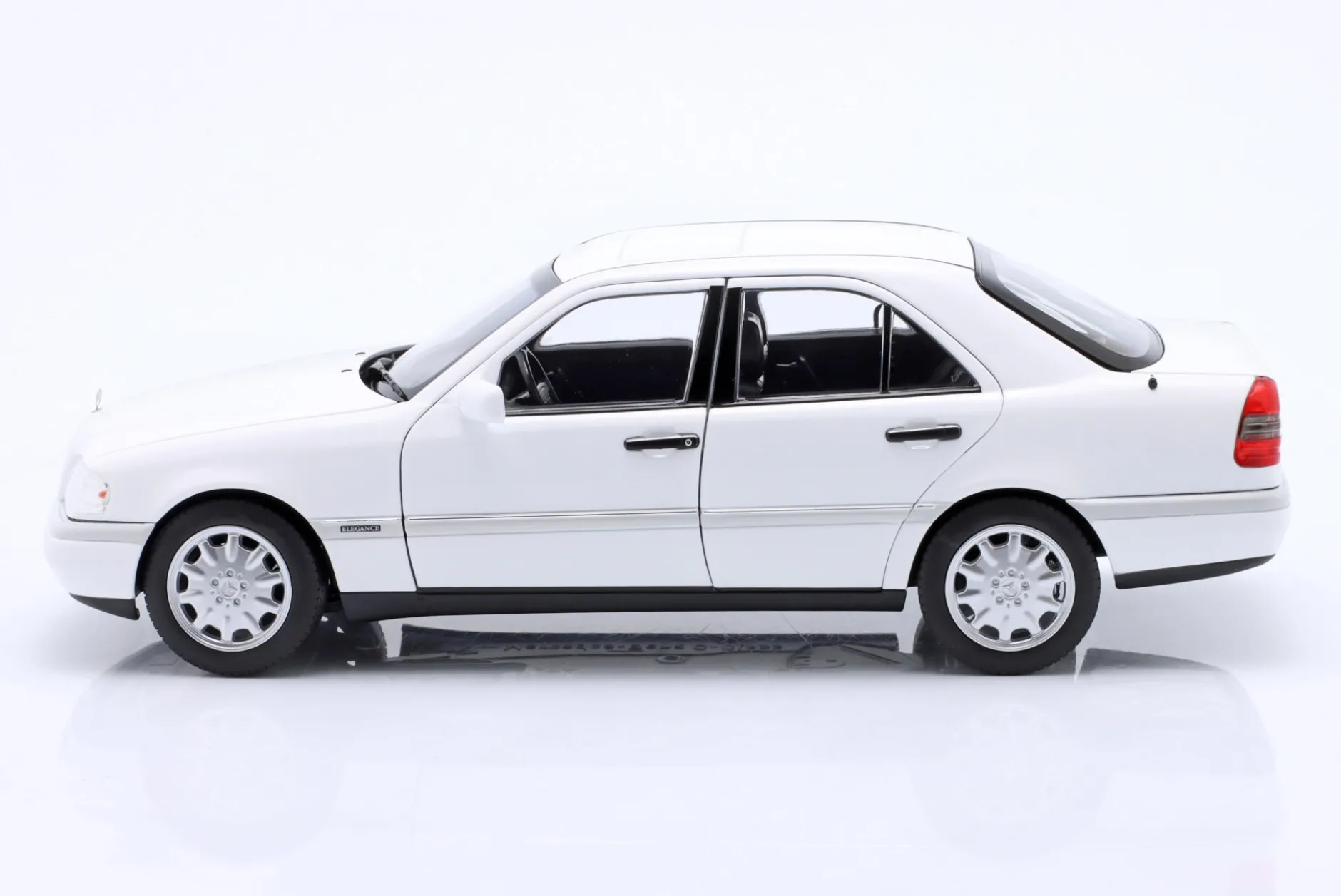 Mercedes-Benz C200 (W202) Baujahr 1993-1996 polarweiß 1:18 Norev