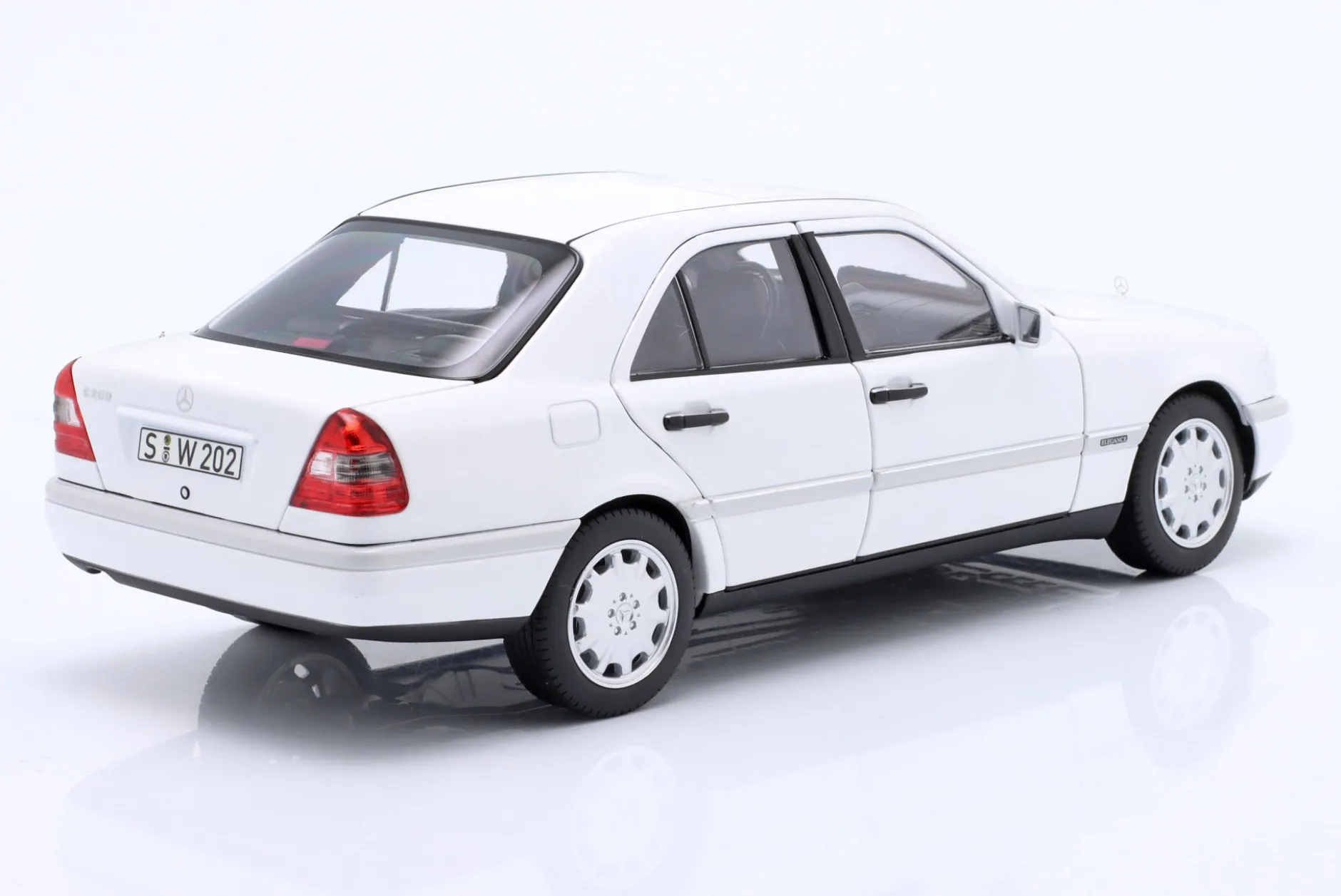 Mercedes-Benz C200 (W202) Baujahr 1993-1996 polarweiß 1:18 Norev