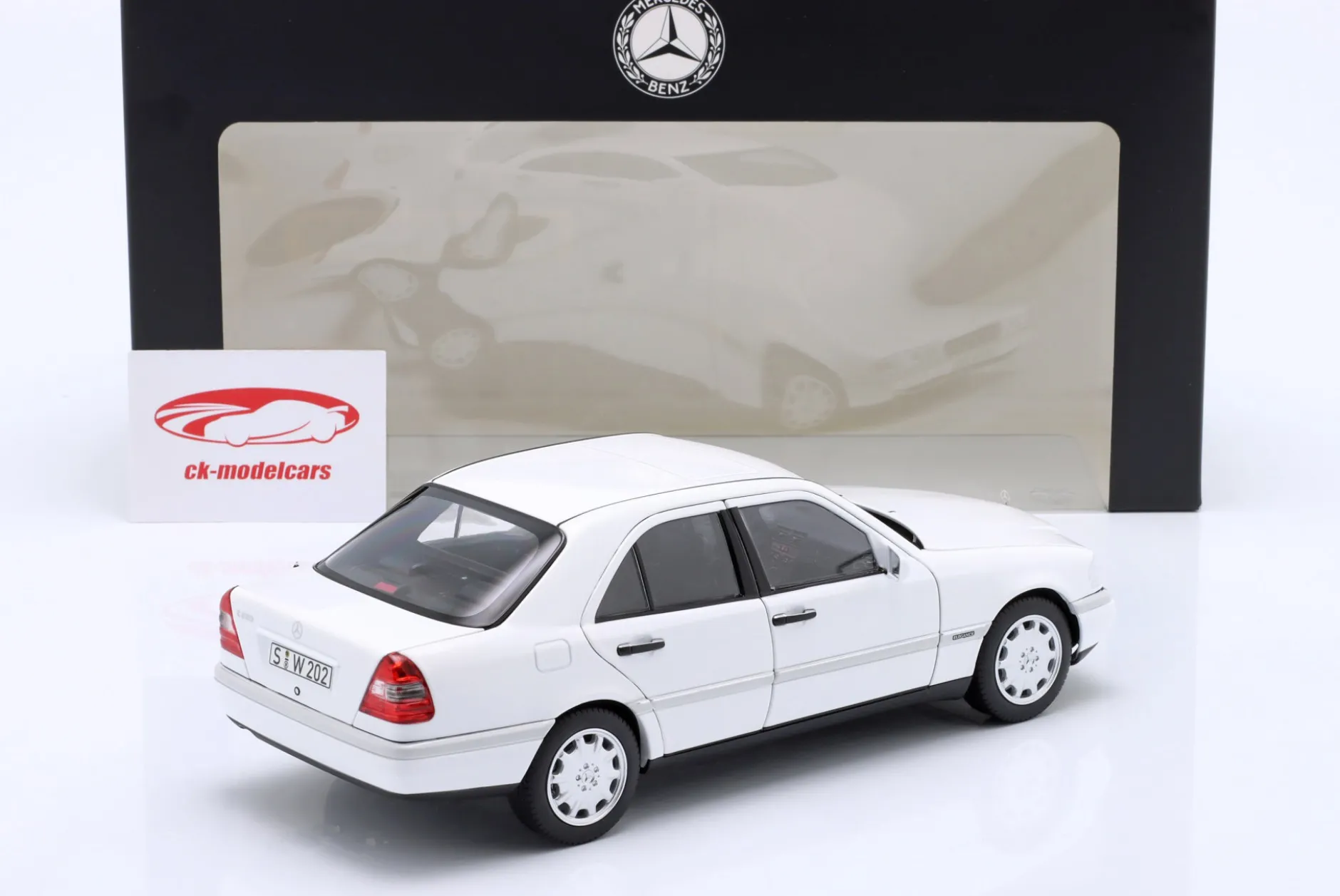 Mercedes-Benz C200 (W202) Baujahr 1993-1996 polarweiß 1:18 Norev