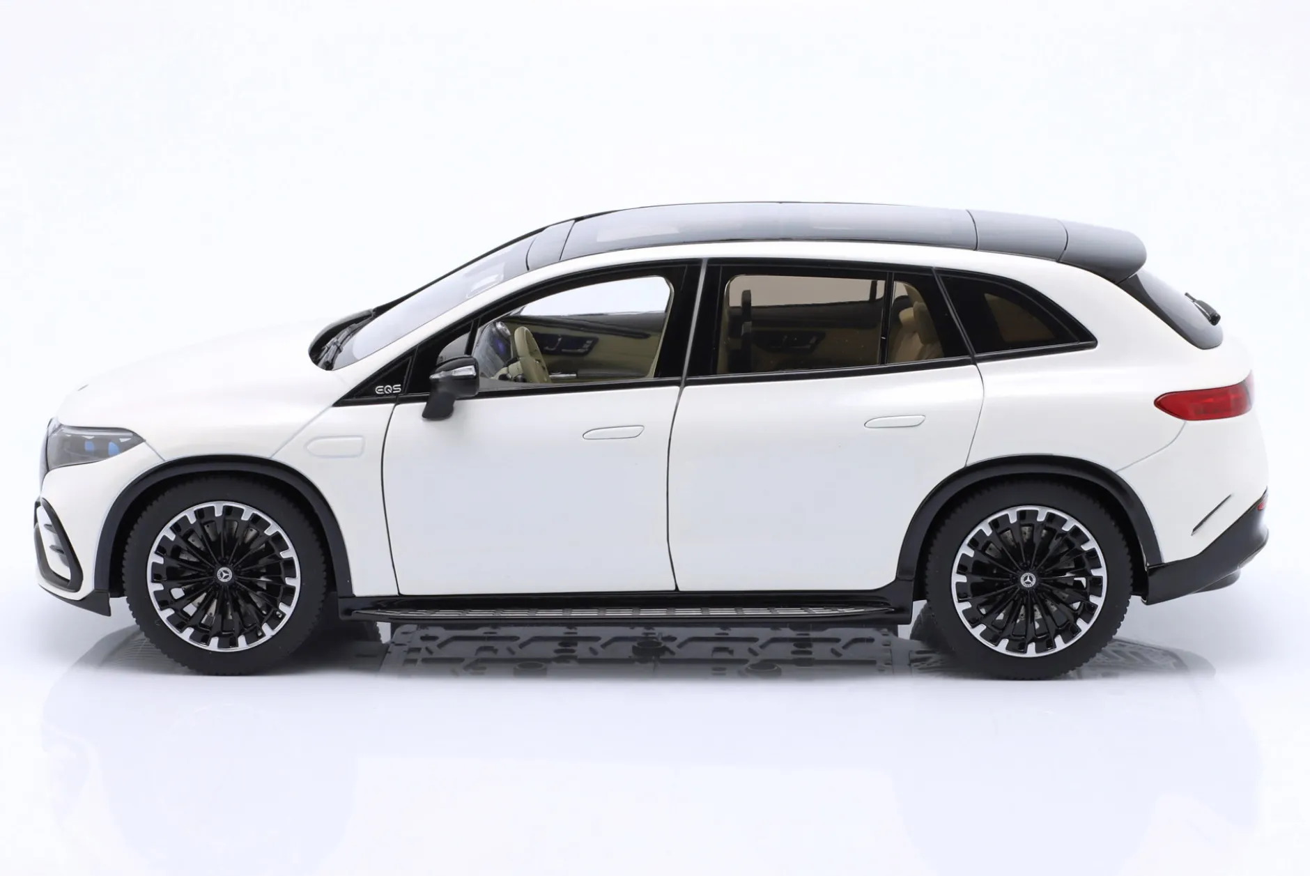 Mercedes-Benz EQS SUV (X296) Baujahr 2022 diamantweiß 1:18 NZG