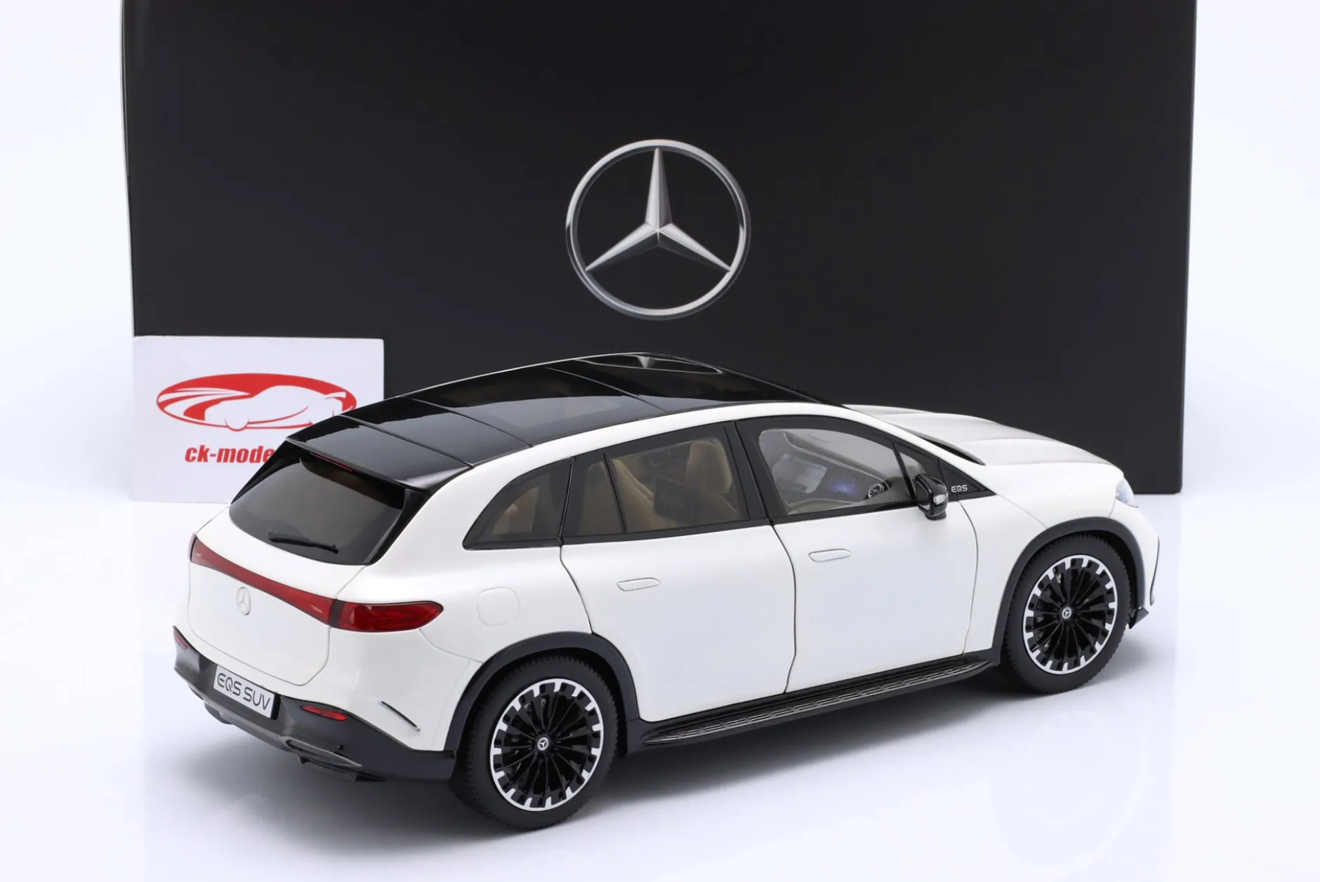 Mercedes-Benz EQS SUV (X296) Baujahr 2022 diamantweiß 1:18 NZG