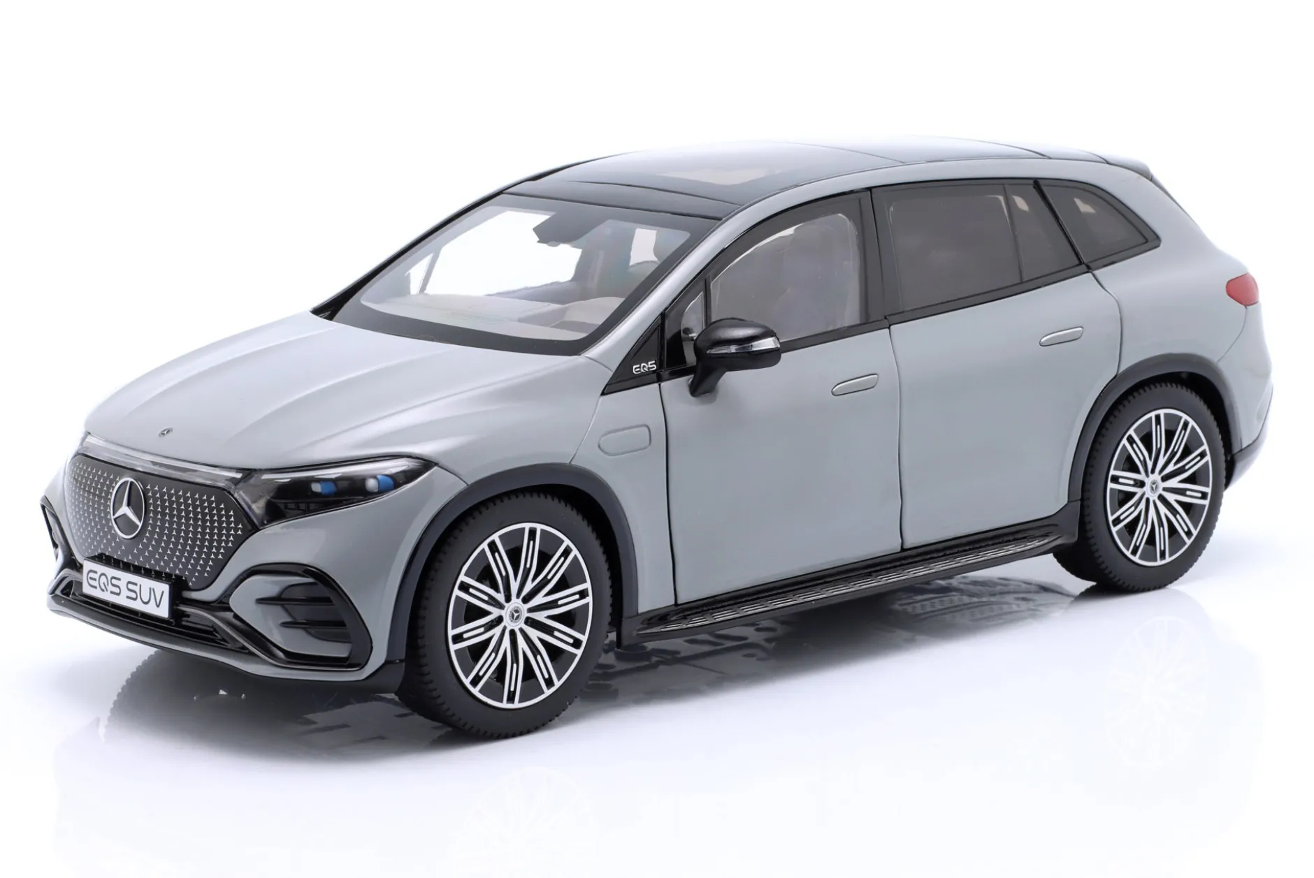 Mercedes-Benz EQS SUV (X296) Baujahr 2022 alpingrau 1:18 NZG