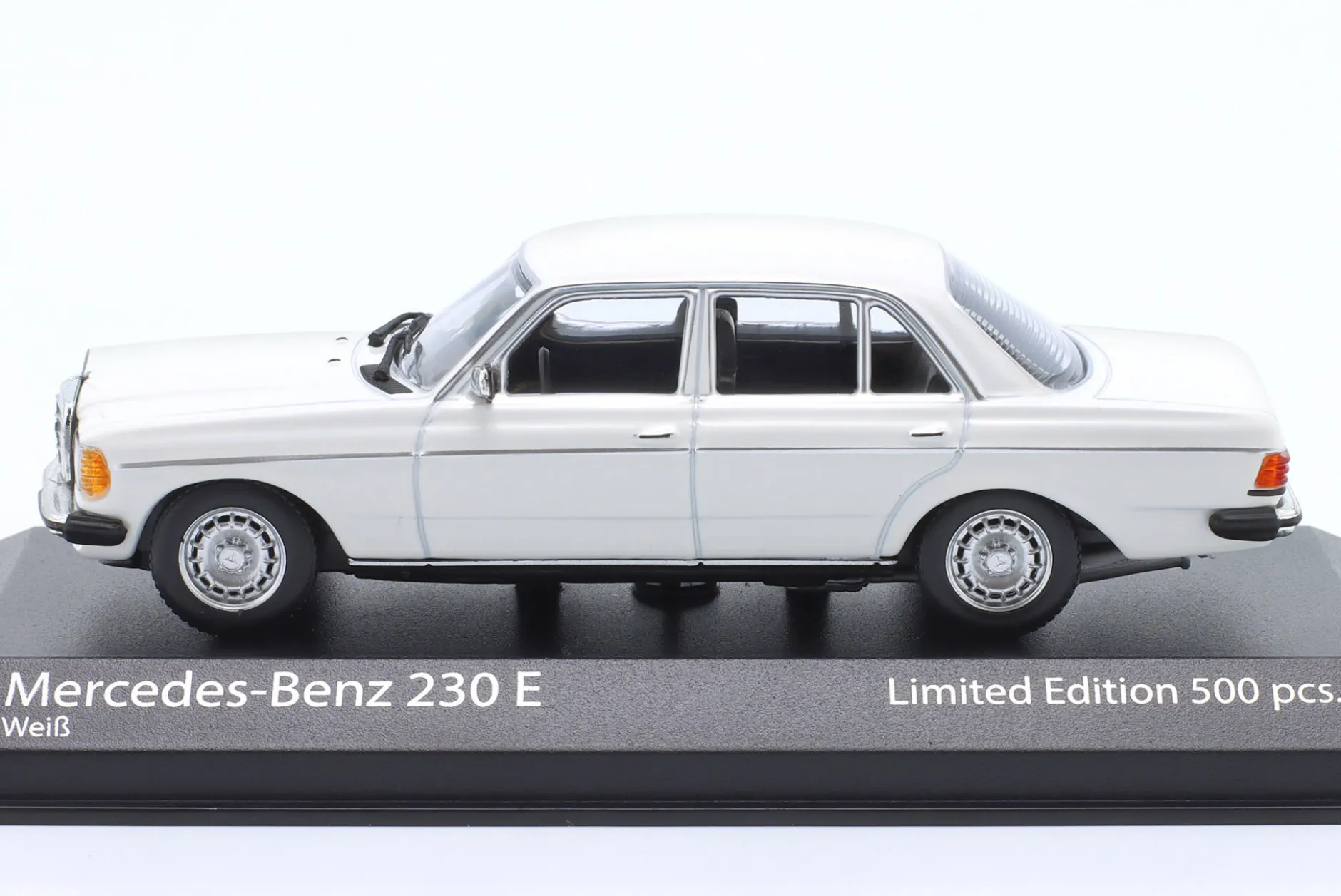 Mercedes-Benz 230E (W123) Baujahr 1982 weiß 1:43 Minichamps