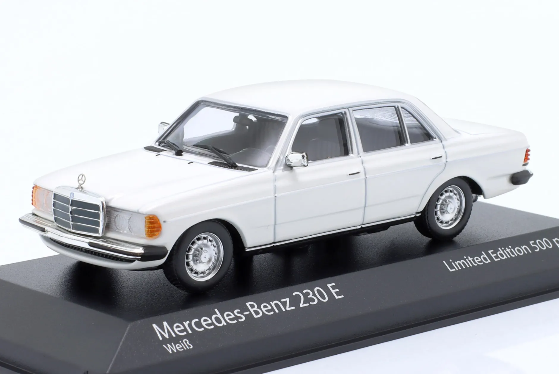Mercedes-Benz 230E (W123) Baujahr 1982 weiß 1:43 Minichamps