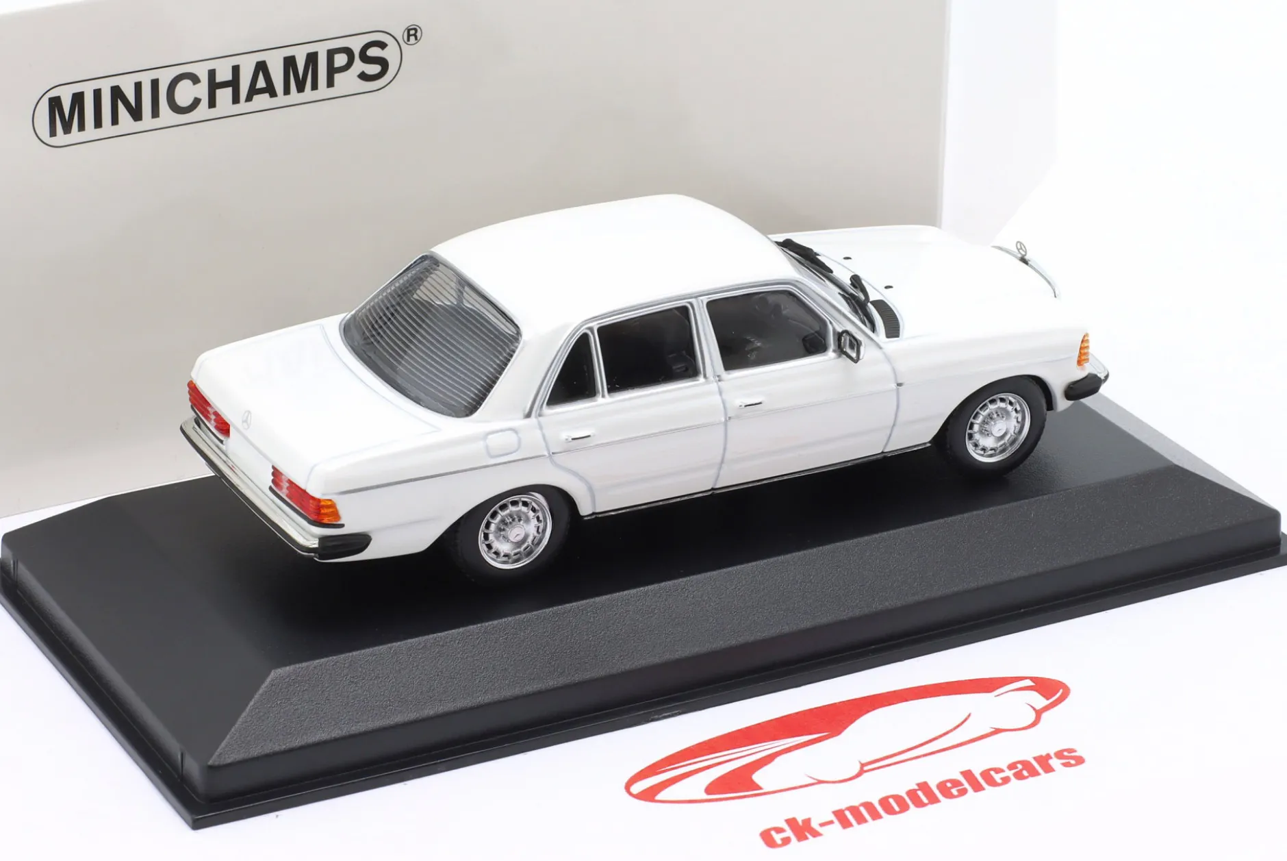 Mercedes-Benz 230E (W123) Baujahr 1982 weiß 1:43 Minichamps