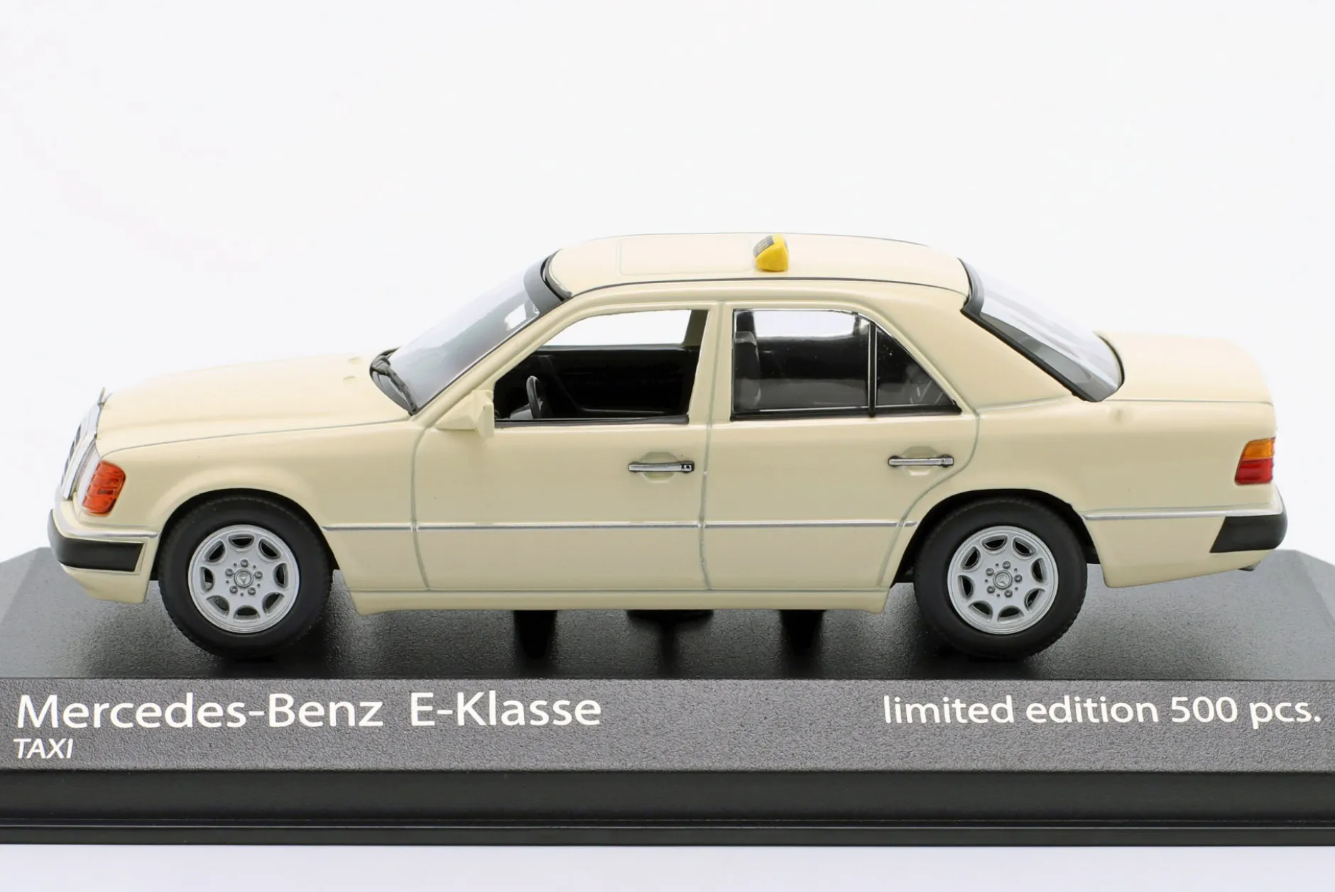 Mercedes-Benz 230E (W124) Taxi Baujahr 1990 Film: Tatort Münster 1:43 Minichamps