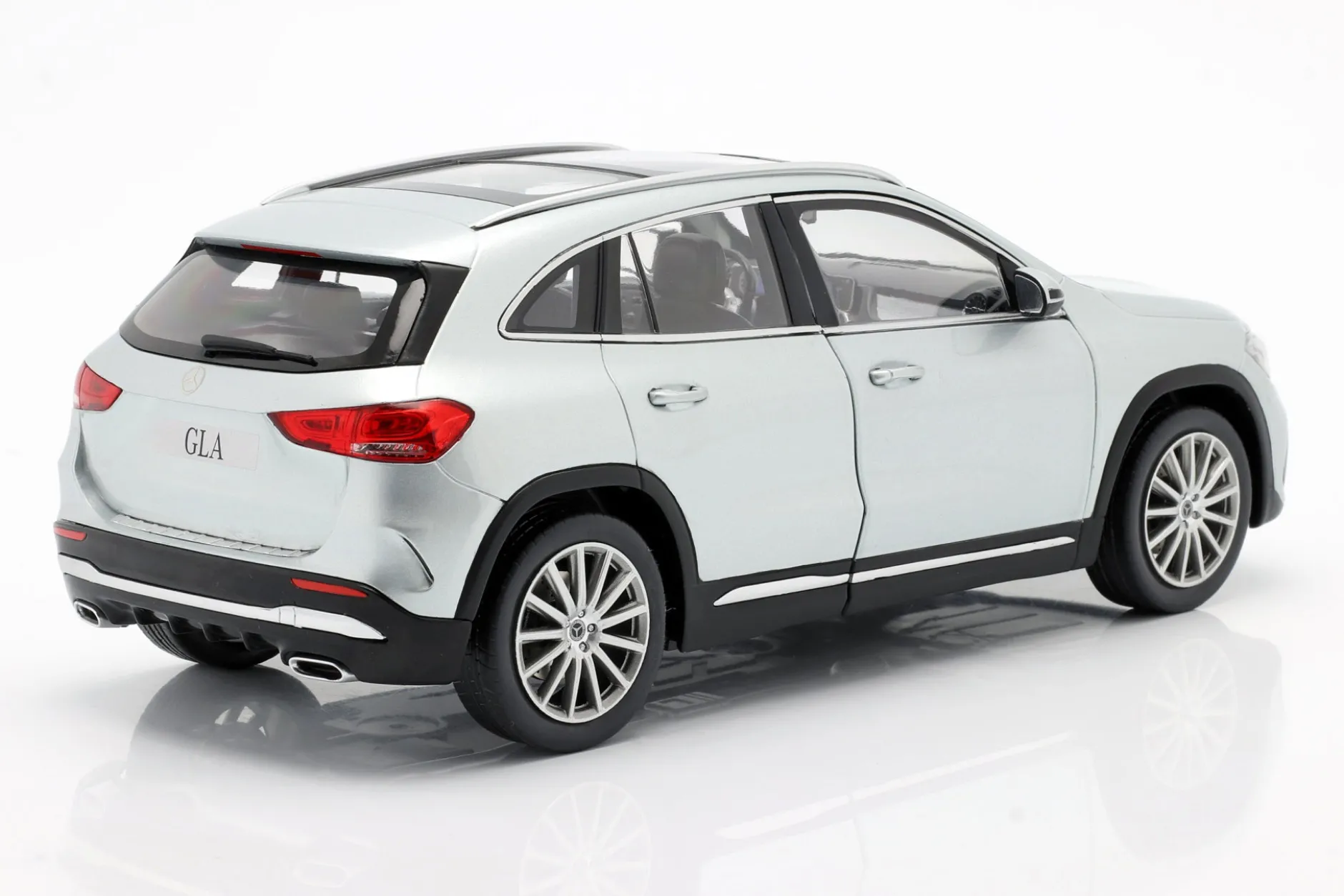 Mercedes-Benz GLA-Klasse (H247) Baujahr 2020 iridiumsilber 1:18 Z-Models