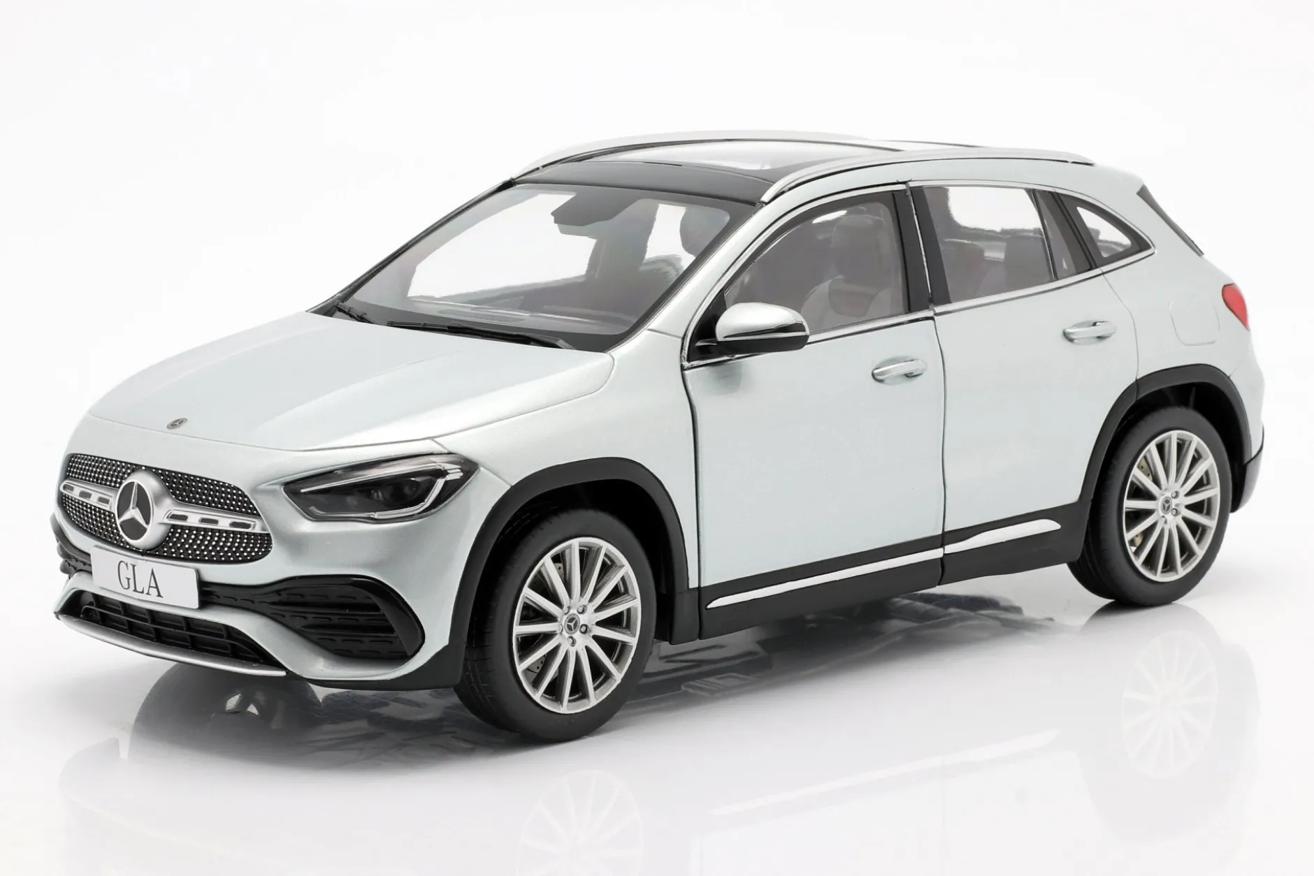 Mercedes-Benz GLA-Klasse (H247) Baujahr 2020 iridiumsilber 1:18 Z-Models