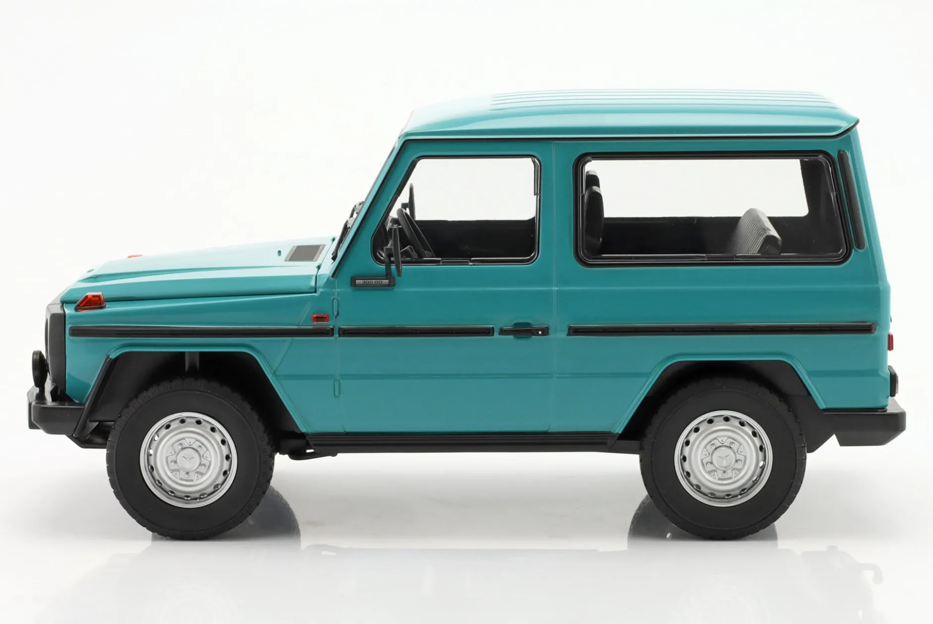 Mercedes-Benz G-Modell kurz (W460) Baujahr 1980 türkis 1:18 Minichamps