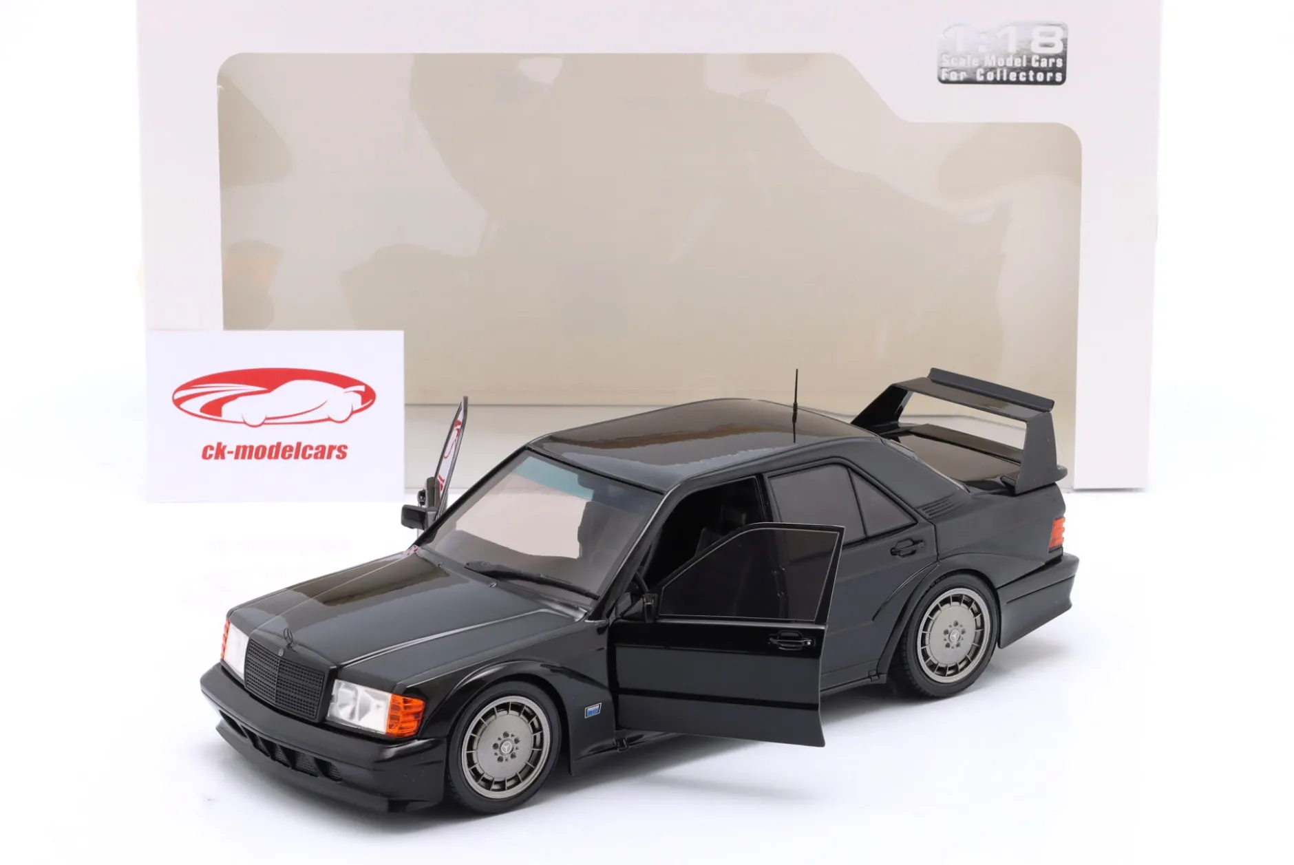 Mercedes-Benz MB 190 (W201) EVO II Baujahr 1990 schwarz 1:18 Solido