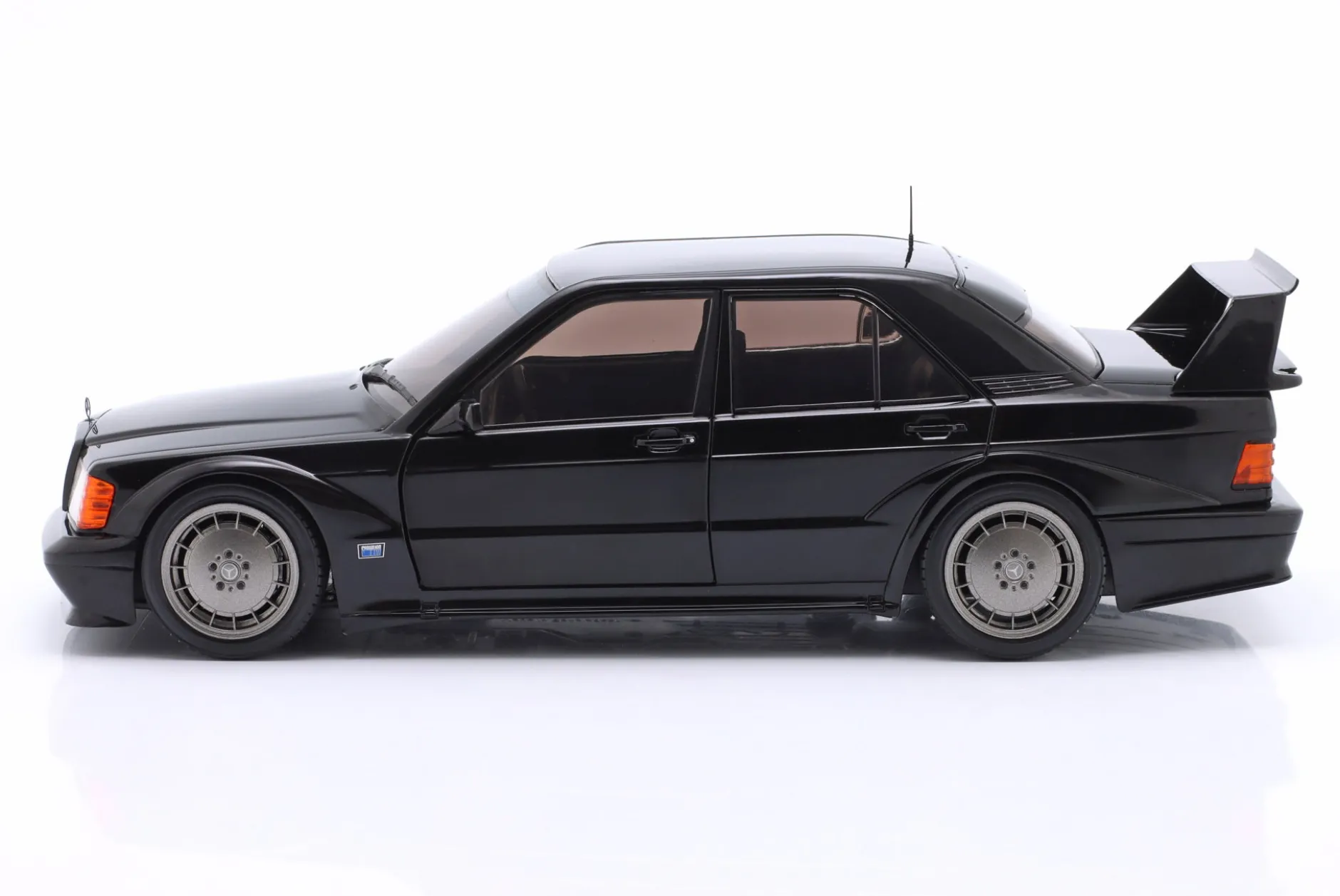 Mercedes-Benz MB 190 (W201) EVO II Baujahr 1990 schwarz 1:18 Solido