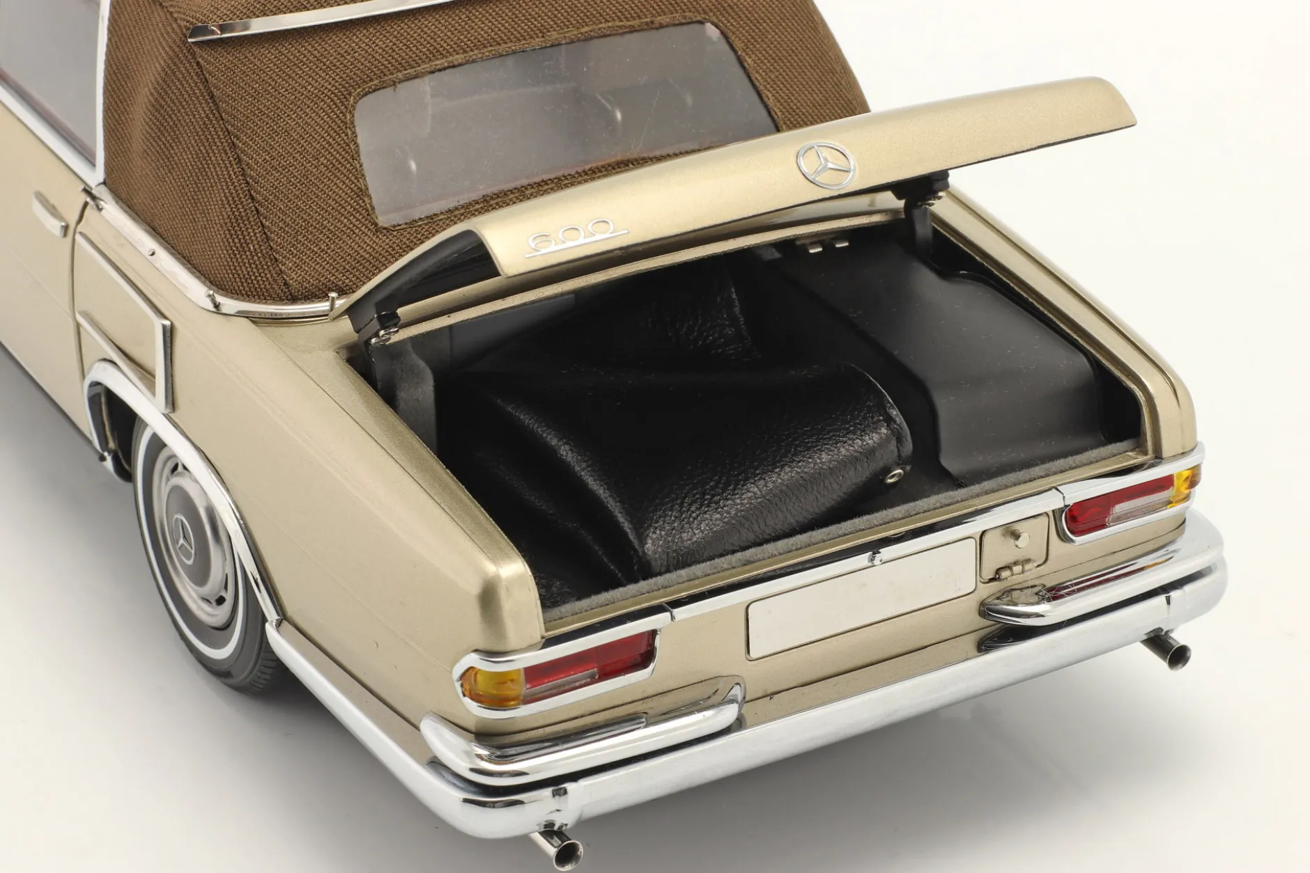 Mercedes-Benz 600 Pullman Landaulet (W100) 1965-81 beige / braun 1:18 CMC