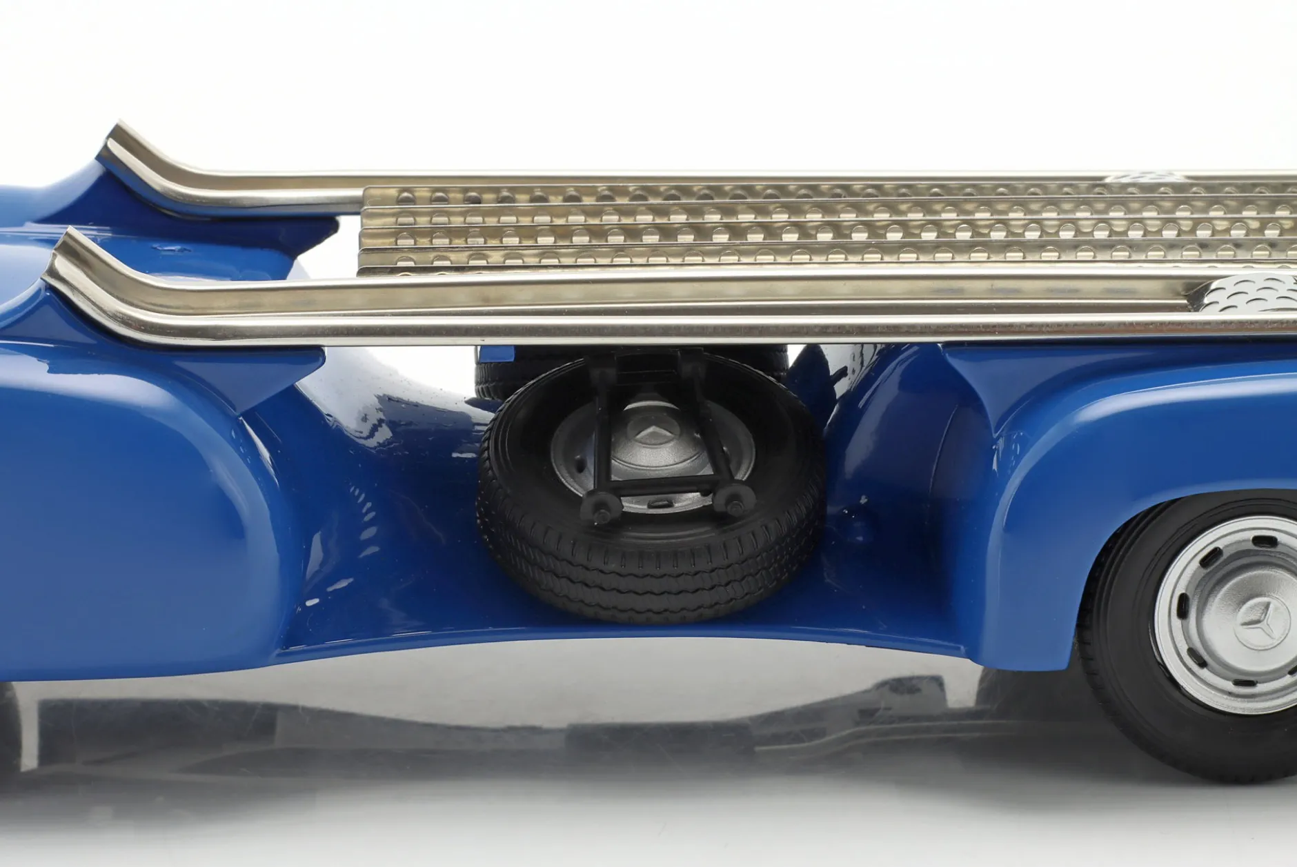 Mercedes-Benz Renntransporter Das blaue Wunder Baujahr 1955 blau 1:18 WERK83