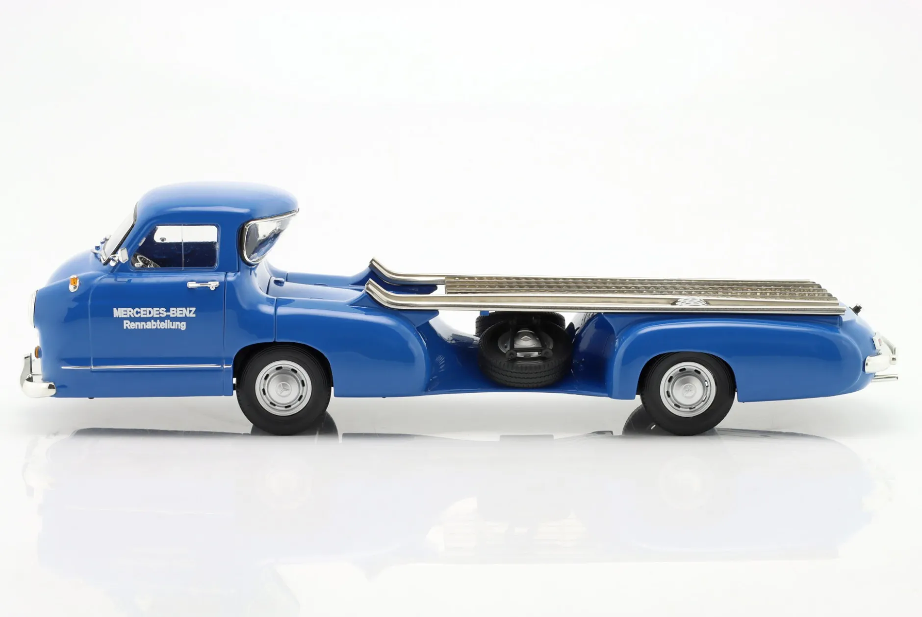 Mercedes-Benz Renntransporter Das blaue Wunder Baujahr 1955 blau 1:18 WERK83