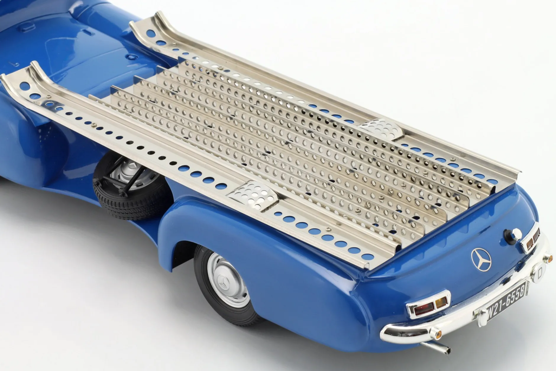 Mercedes-Benz Renntransporter Das blaue Wunder Baujahr 1955 blau 1:18 WERK83