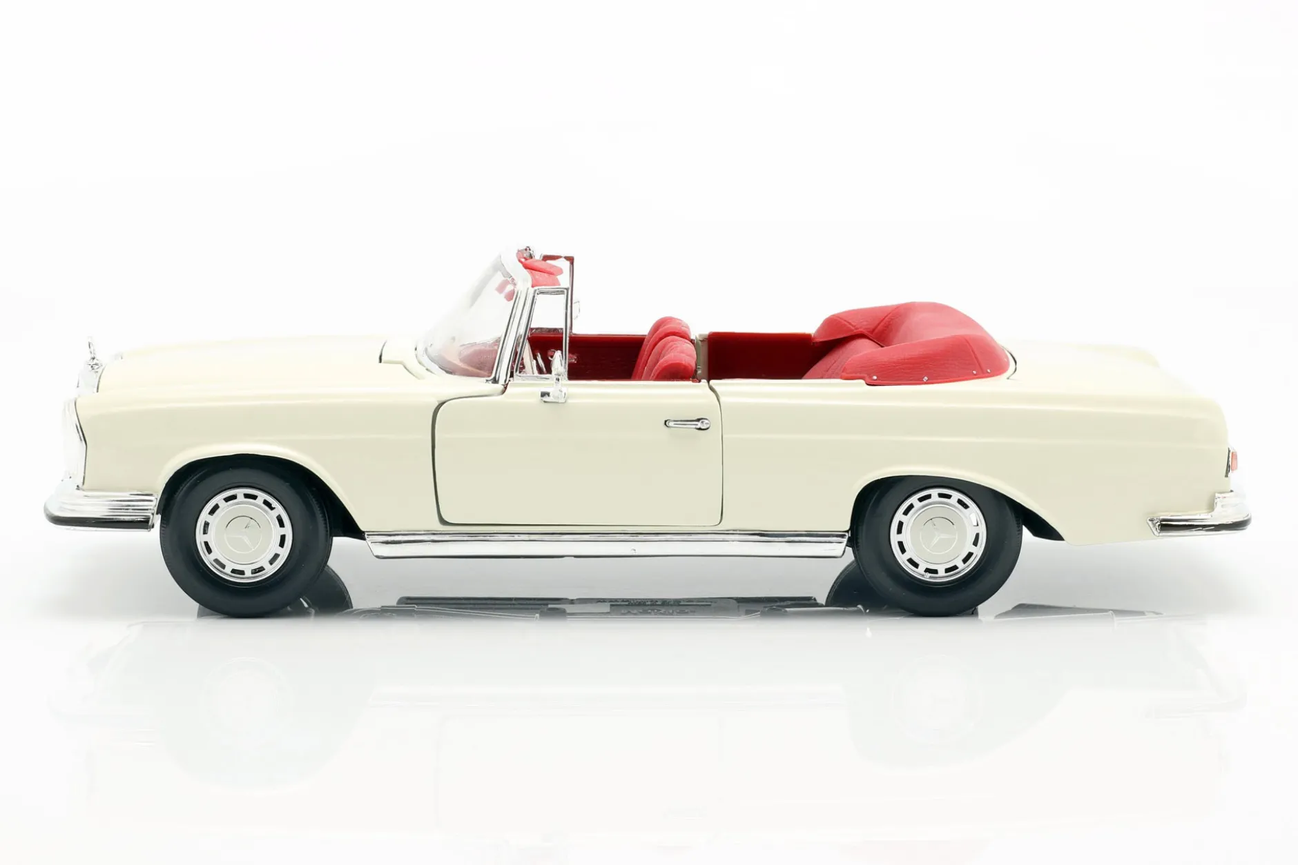 Mercedes-Benz 280 SE Baujahr 1967 cremeweiß 1:18 Maisto