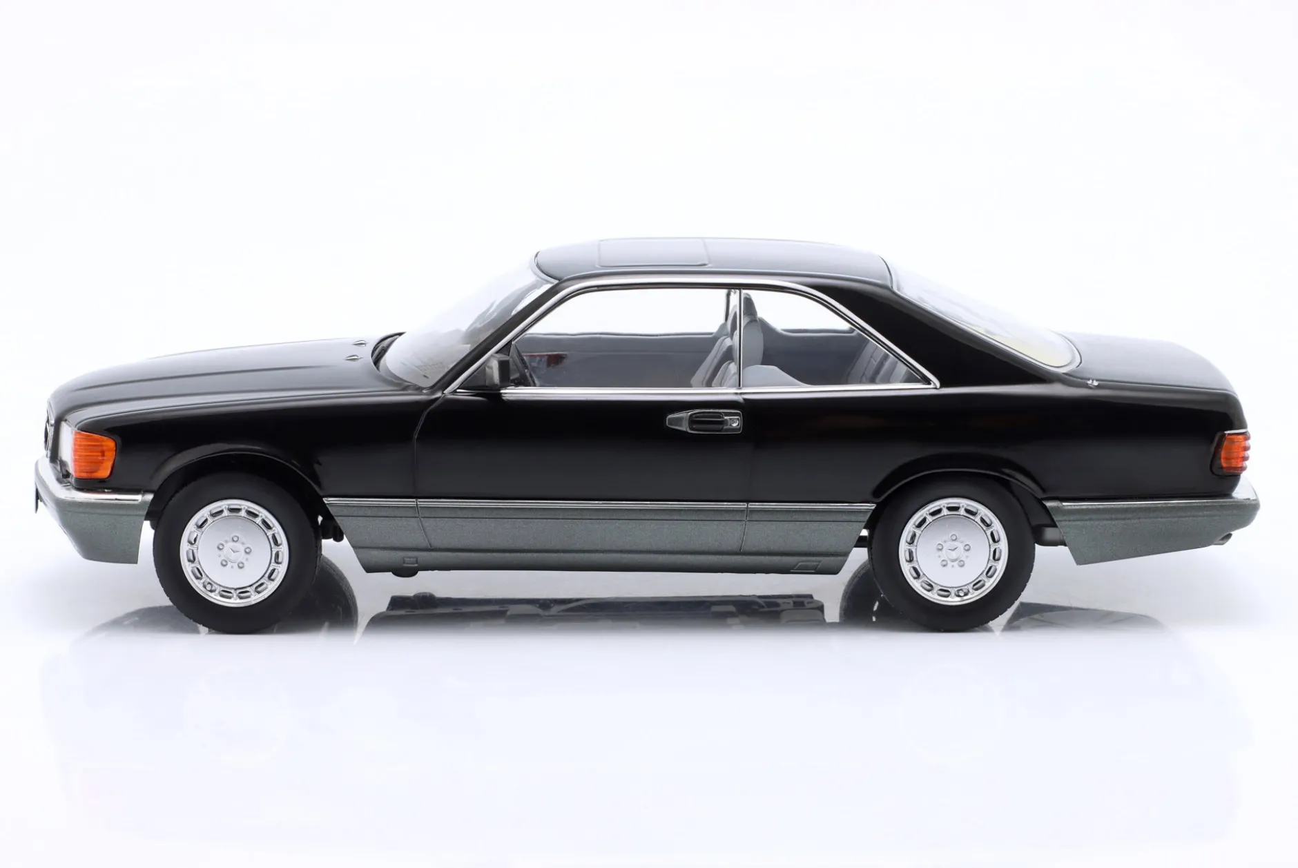 Mercedes-Benz 500 SEC (C126) Baujahr 1985 schwarz 1:18 KK-Scale