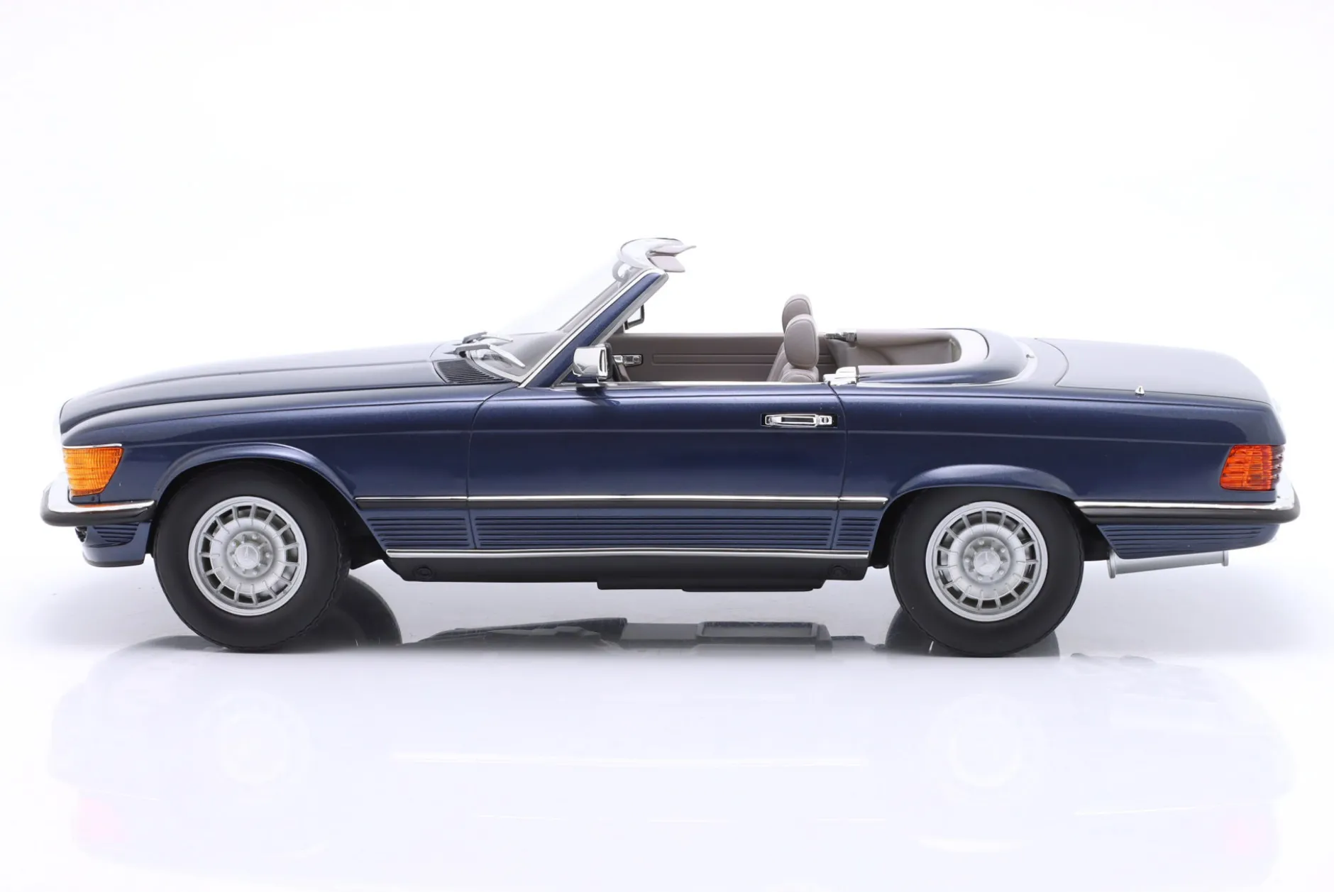 Mercedes-Benz 380SL Cabriolet (R107) Baujahr 1983 blau metallic 1:12 Matrix