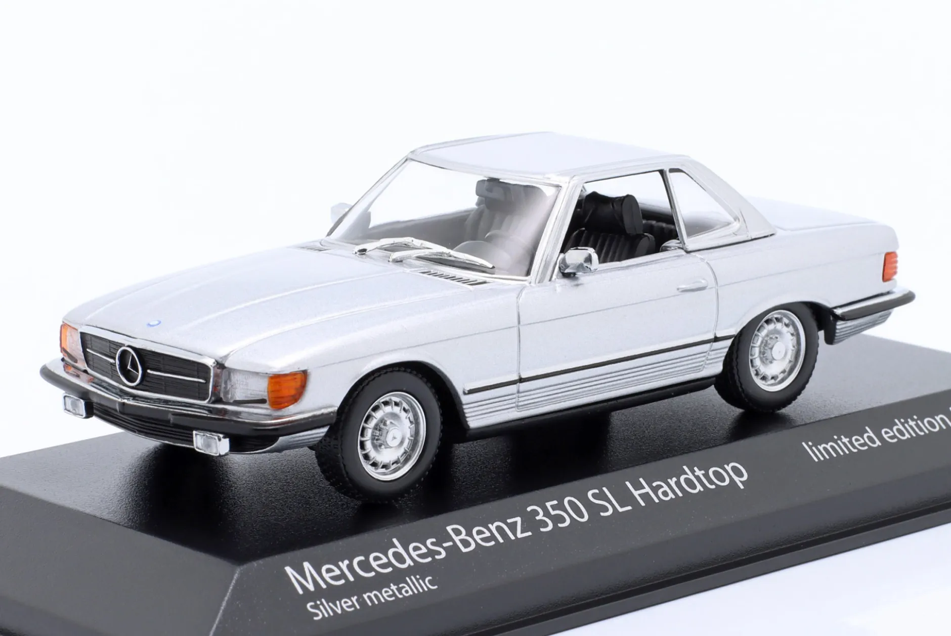 Mercedes-Benz 350 SL (R107) Hardtop Baujahr 1974 silber metallic 1:43 Minichamps