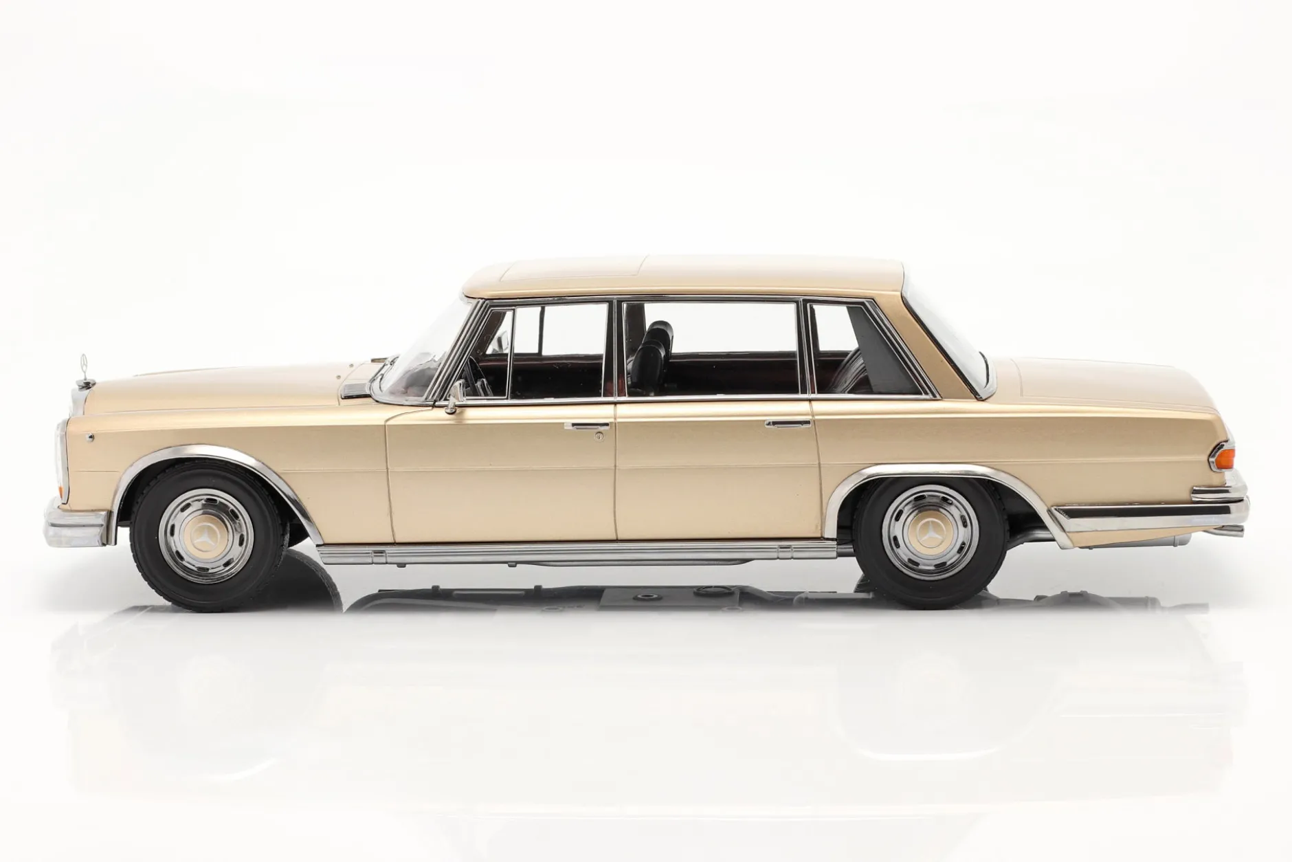 Mercedes-Benz 600 SWB (W100) Baujahr 1963 hellgold metallic 1:18 KK-Scale