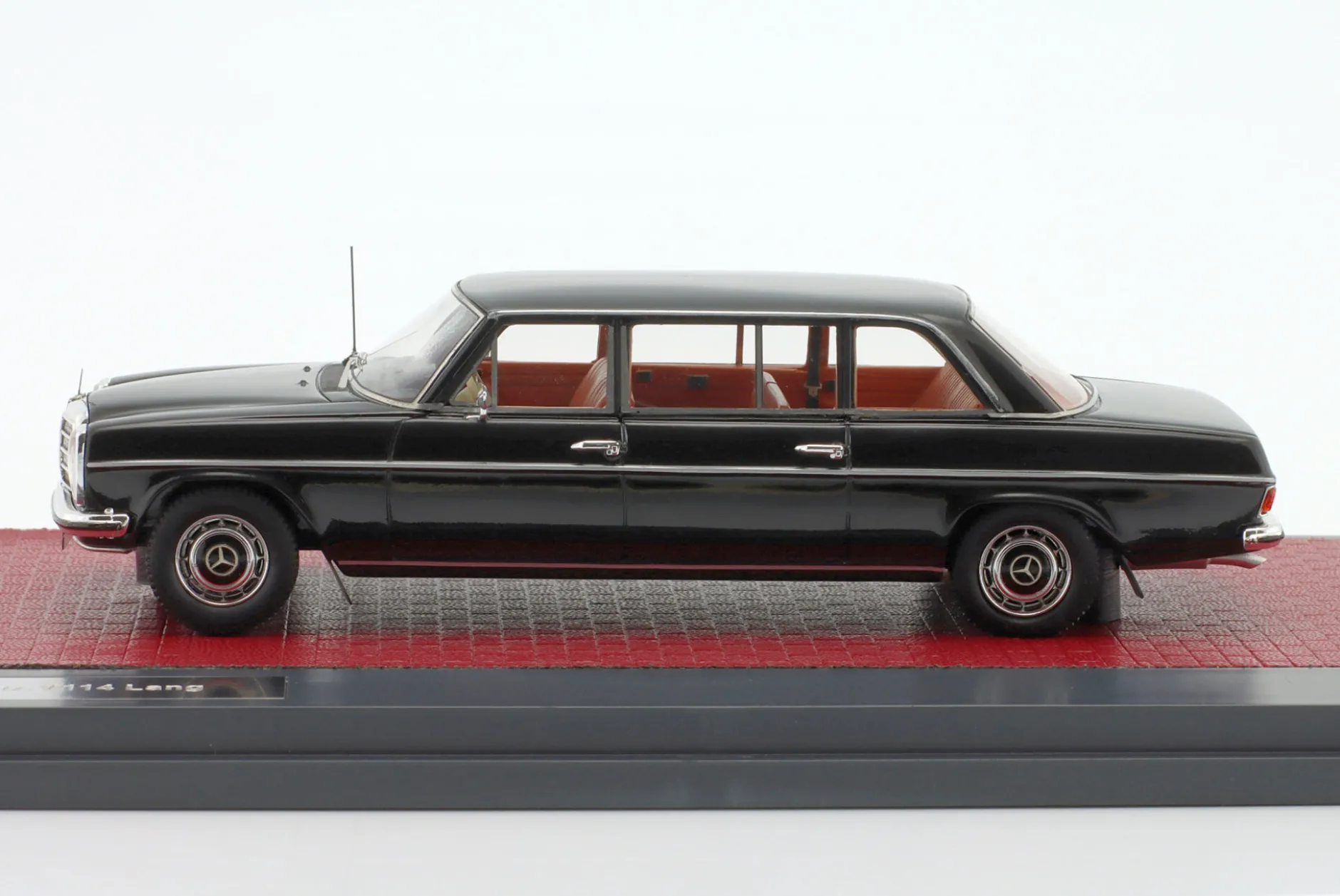 Mercedes-Benz V114 Lang Baujahr 1969 schwarz 1:43 Matrix